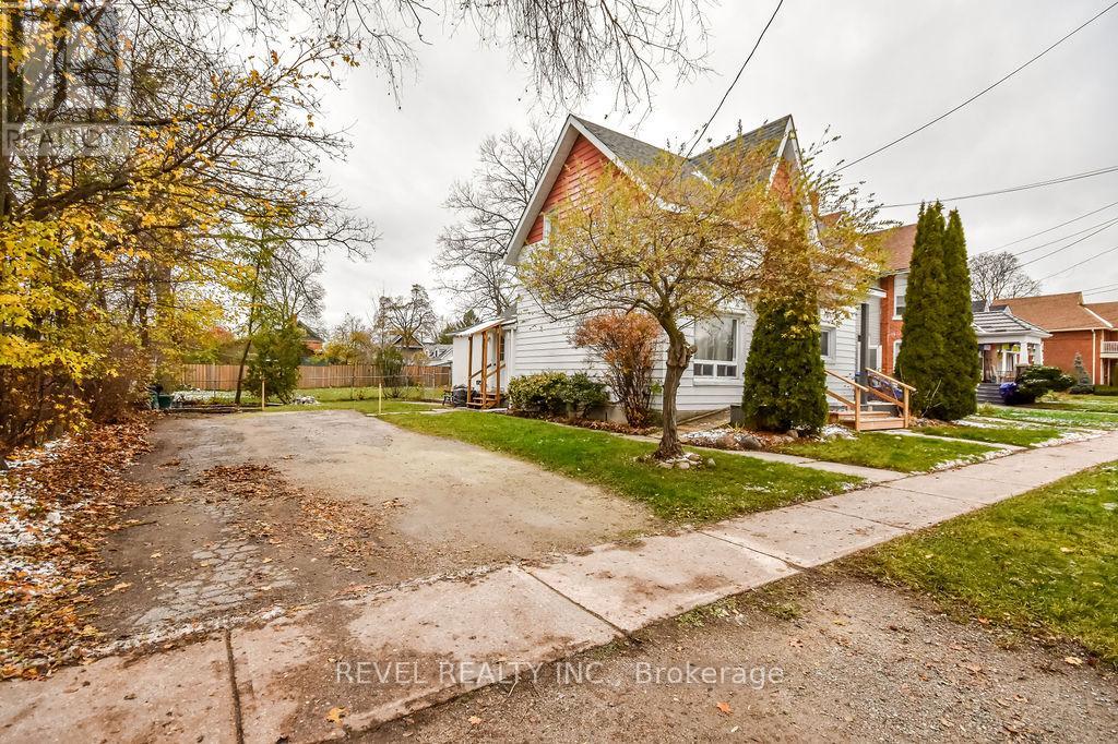44 Parkside Drive, Barrie (Queen's Park), Ontario  L4N 1W9 - Photo 36 - S12980330