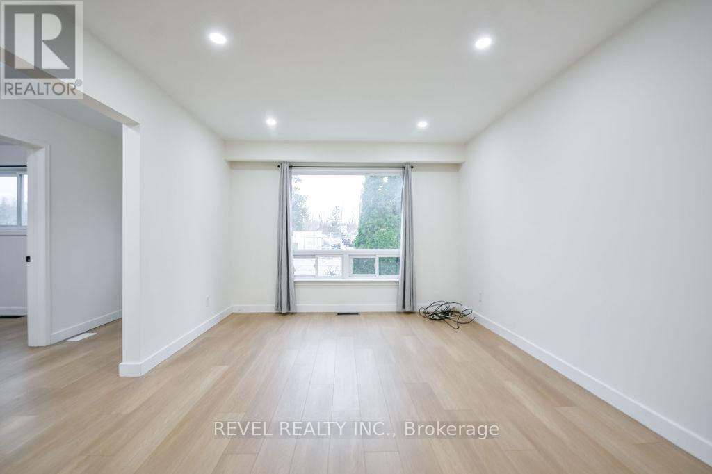 44 Parkside Drive, Barrie (Queen's Park), Ontario  L4N 1W9 - Photo 4 - S12980330