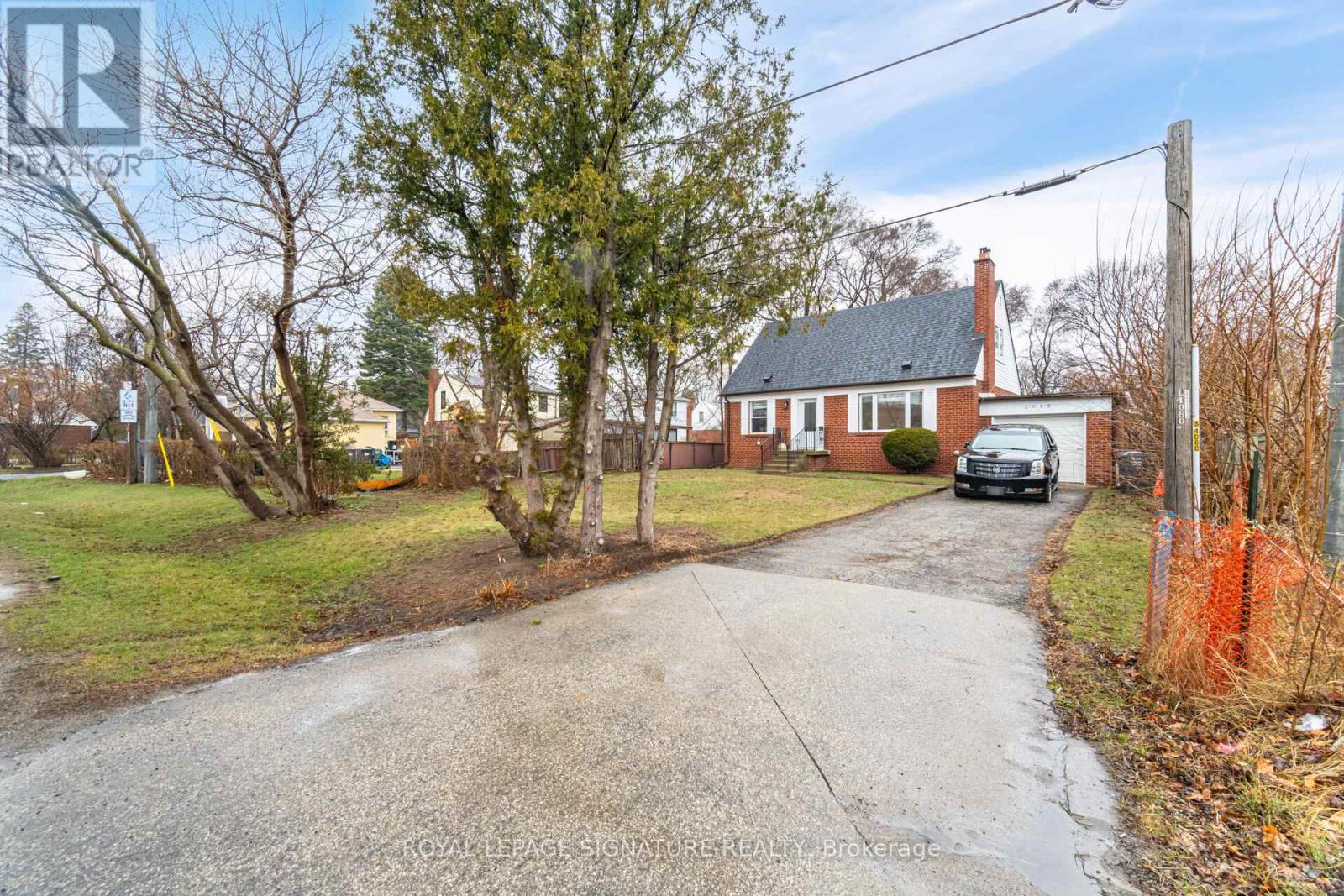 2015 Stanfield Road, Mississauga, Ontario  L4Y 1R2 - Photo 2 - W12980332