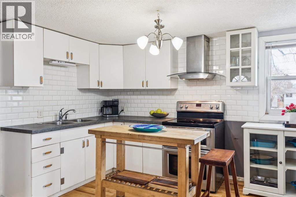 7417 24 Street SE, Calgary, Alberta  T2C 0Y7 - Photo 9 - A2299844