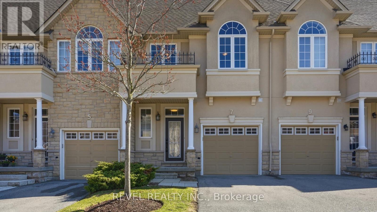 7 Forest Valley Crescent, Hamilton, Ontario  L8H 0A7 - Photo 2 - X12980344