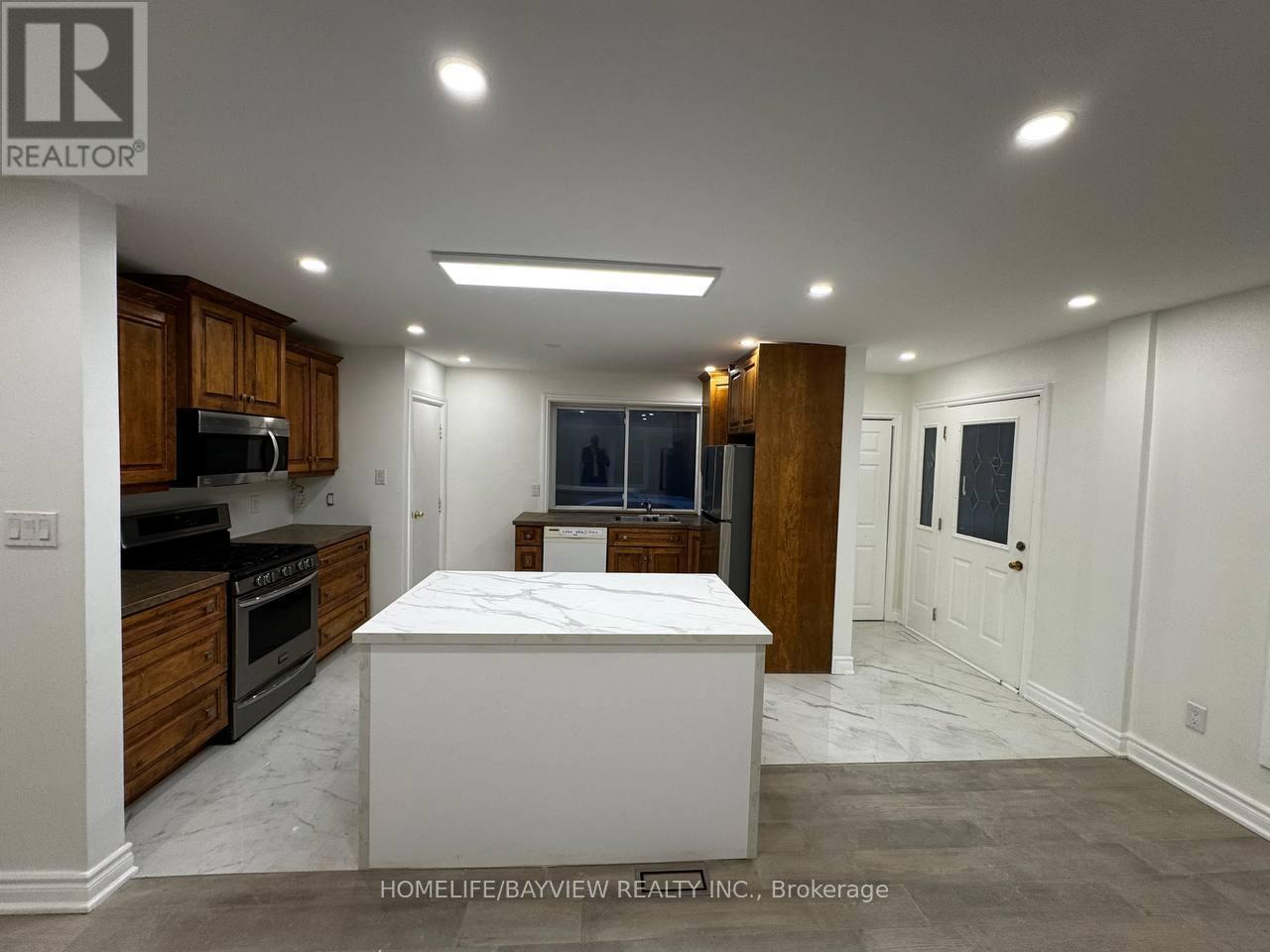 255 Penn Avenue, Newmarket, Ontario  L3Y 2S4 - Photo 5 - N12933422