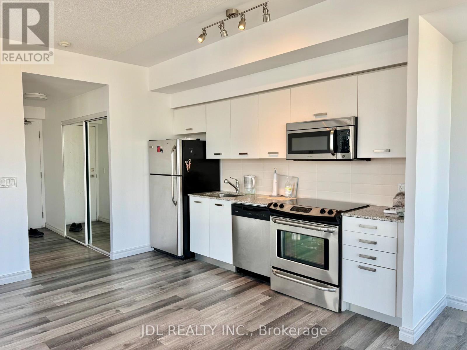 4608 - 832 Bay Street, Toronto (Bay Street Corridor), Ontario  M5S 1Z6 - Photo 2 - C12980384