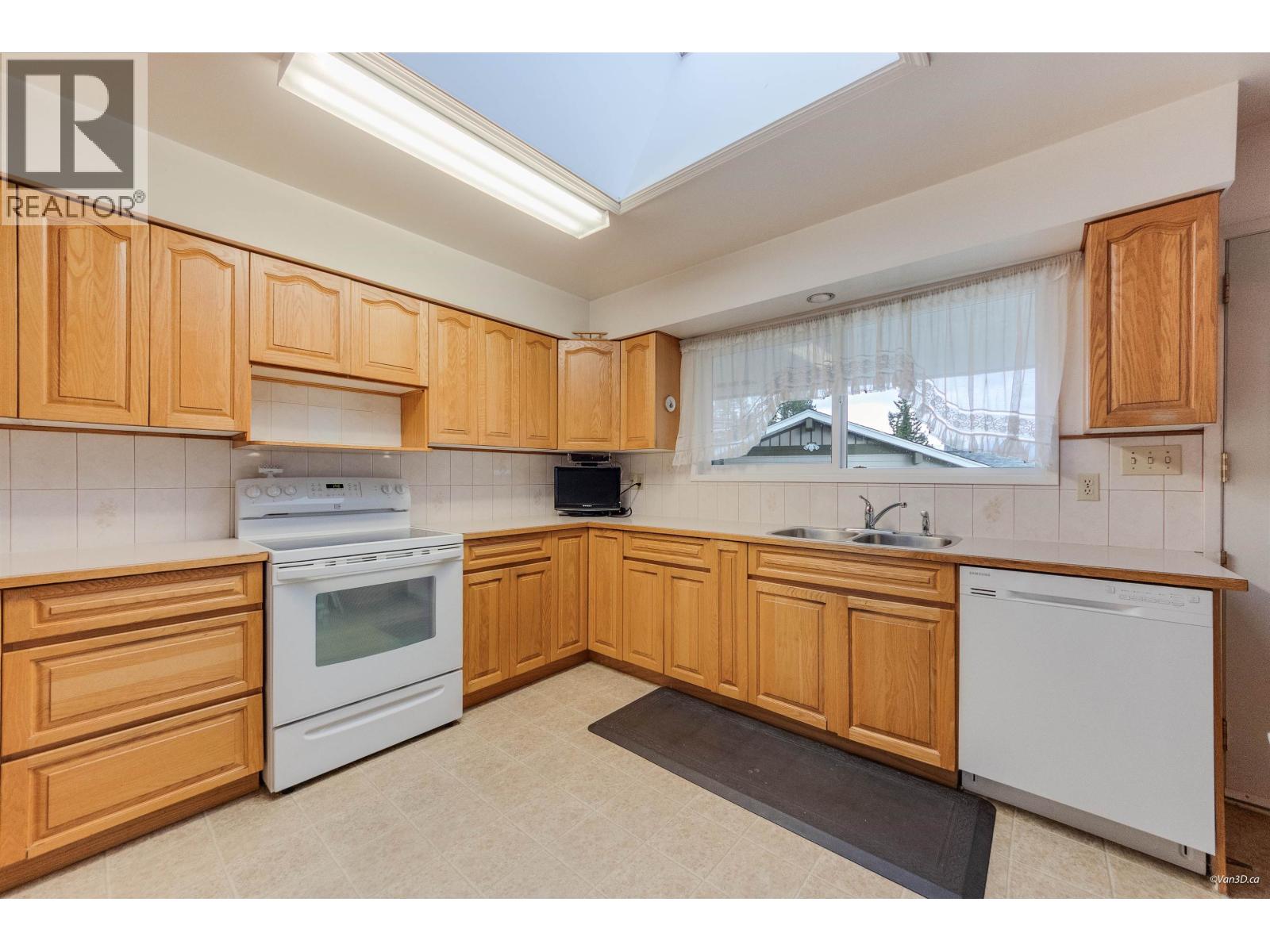 2992 Lazy A Street, Coquitlam, British Columbia  V3C 3N7 - Photo 14 - R3109450