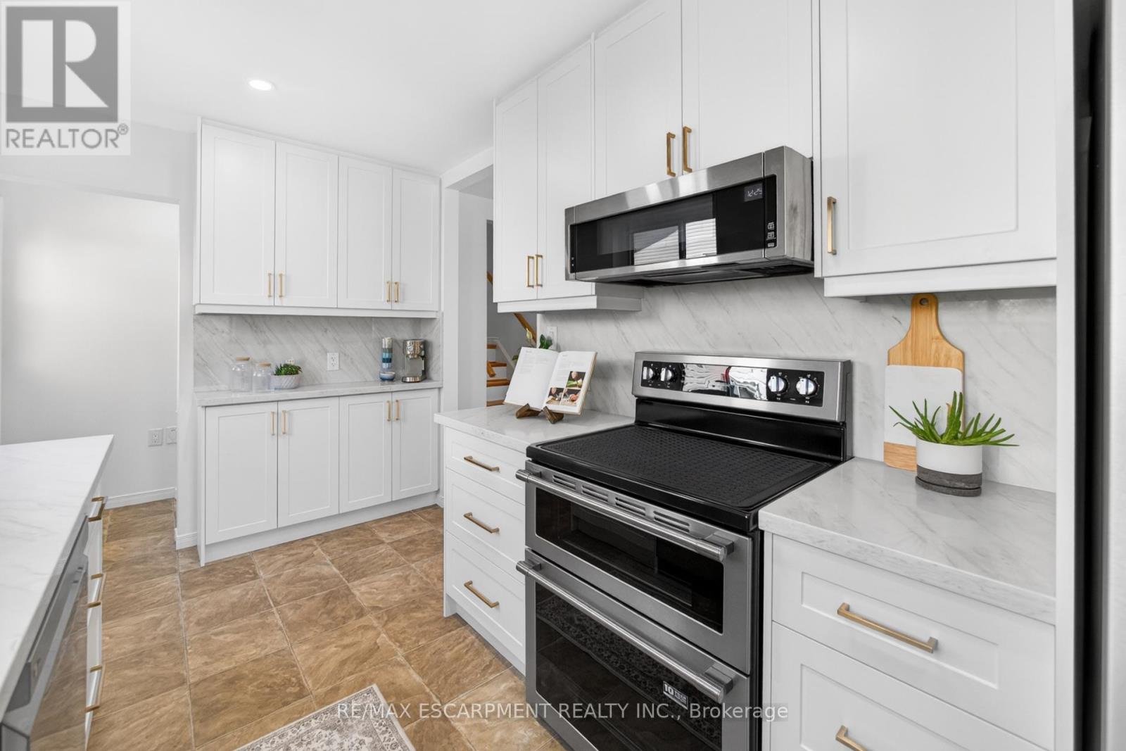 28 Golden Orchard Drive, Hamilton (Gourley), Ontario  L9H 4Z8 - Photo 14 - X12980372