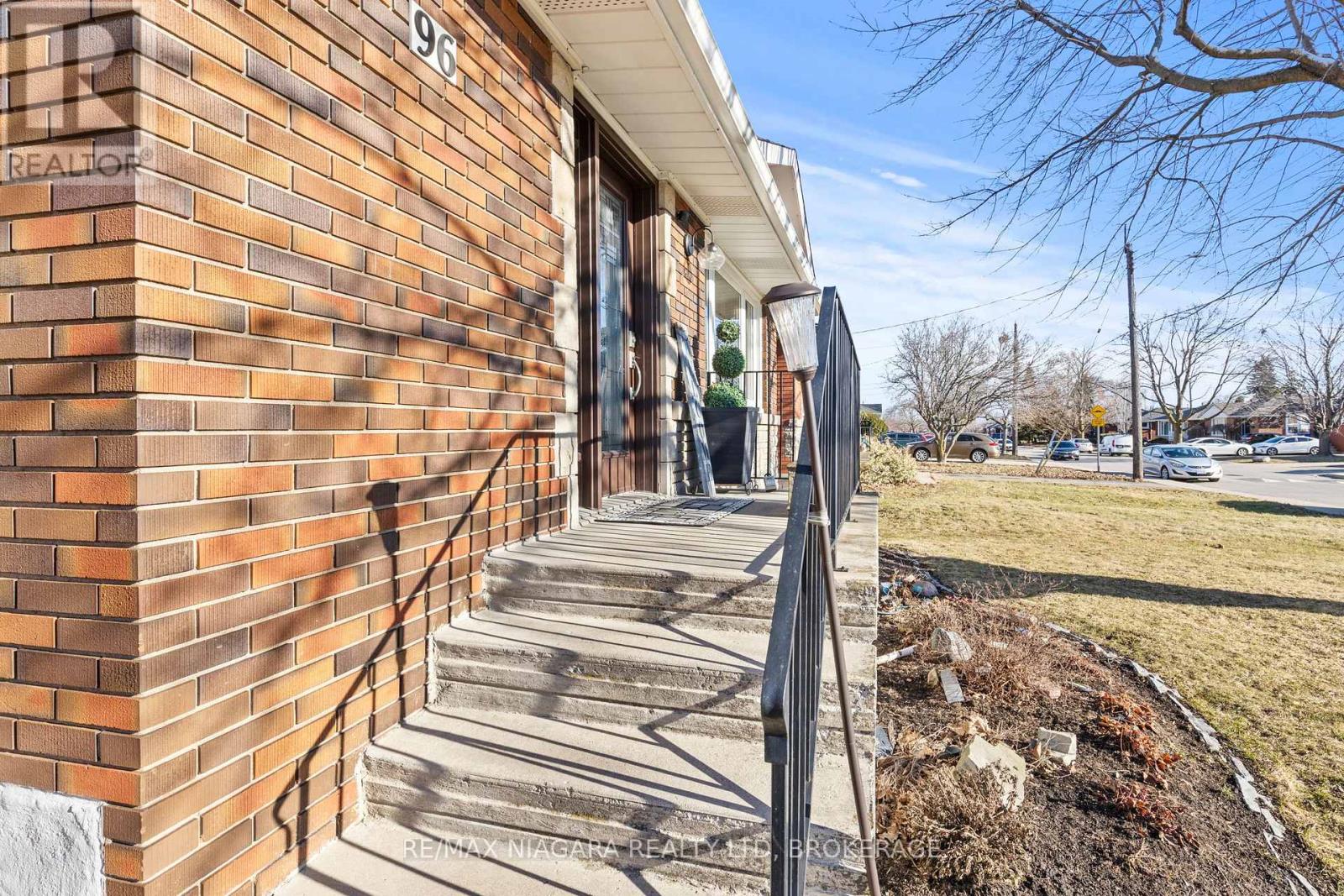 96 Terrace Drive, Hamilton, Ontario  L9A 2Y6 - Photo 3 - X12862314