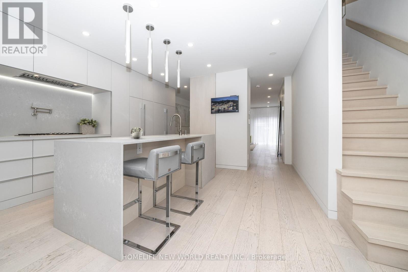 30 Carling Avenue, Toronto, Ontario  M6G 3S1 - Photo 3 - W12980432