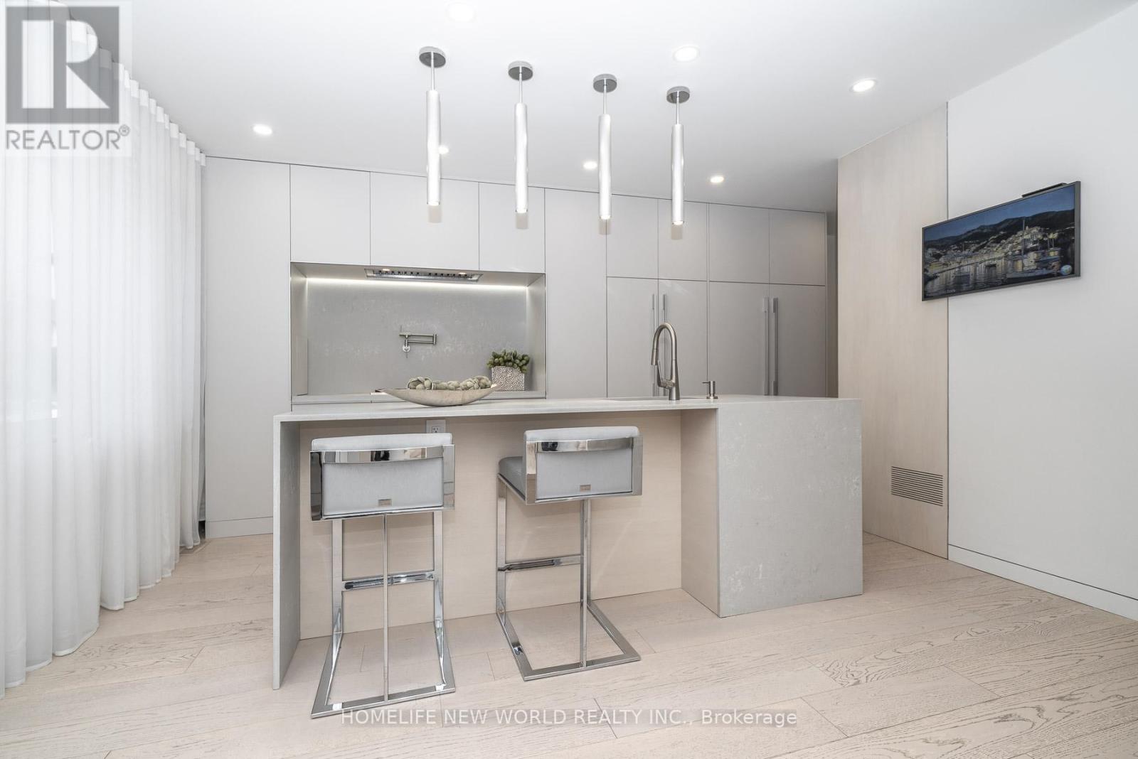 30 Carling Avenue, Toronto, Ontario  M6G 3S1 - Photo 4 - W12980432