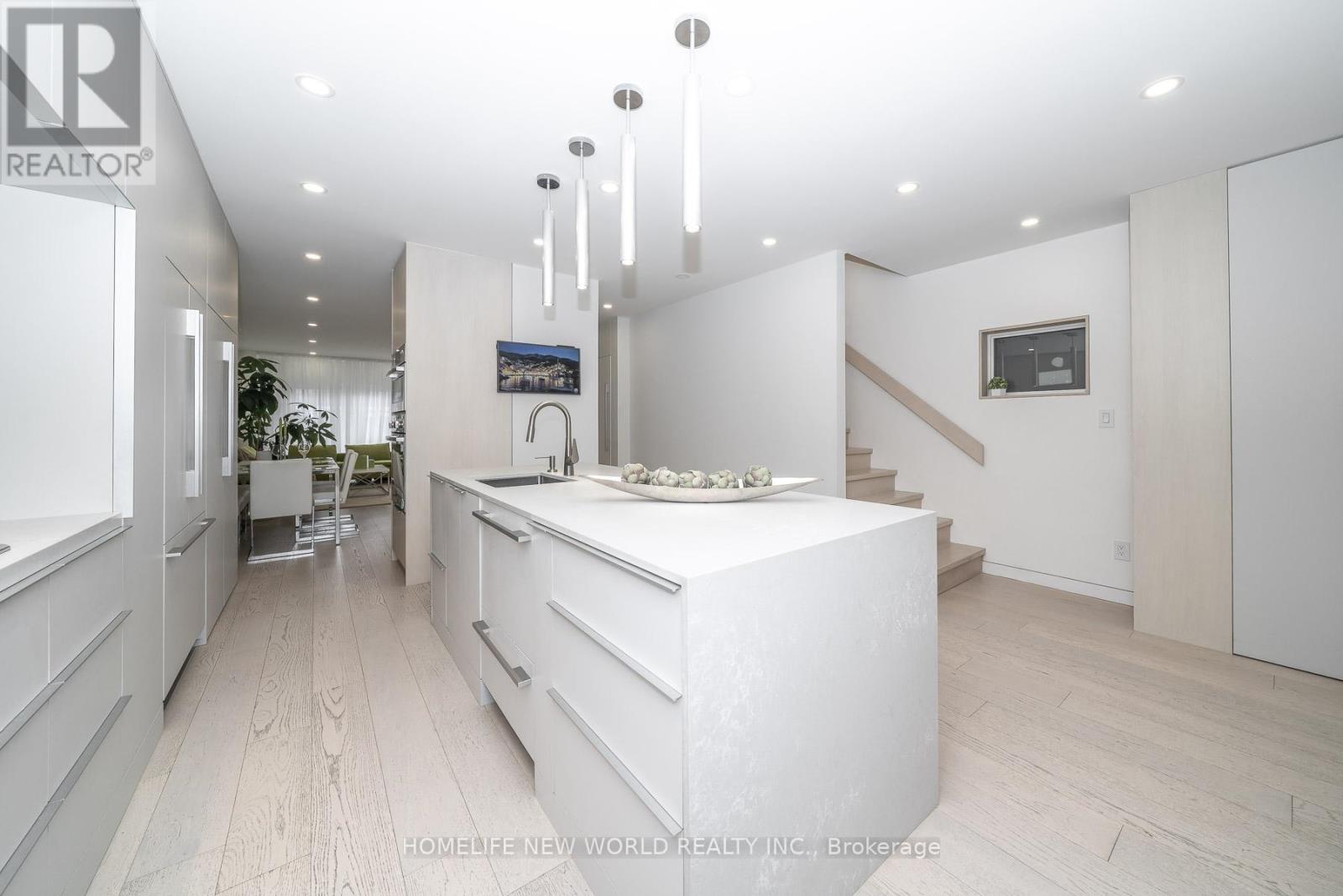 30 Carling Avenue, Toronto, Ontario  M6G 3S1 - Photo 6 - W12980432