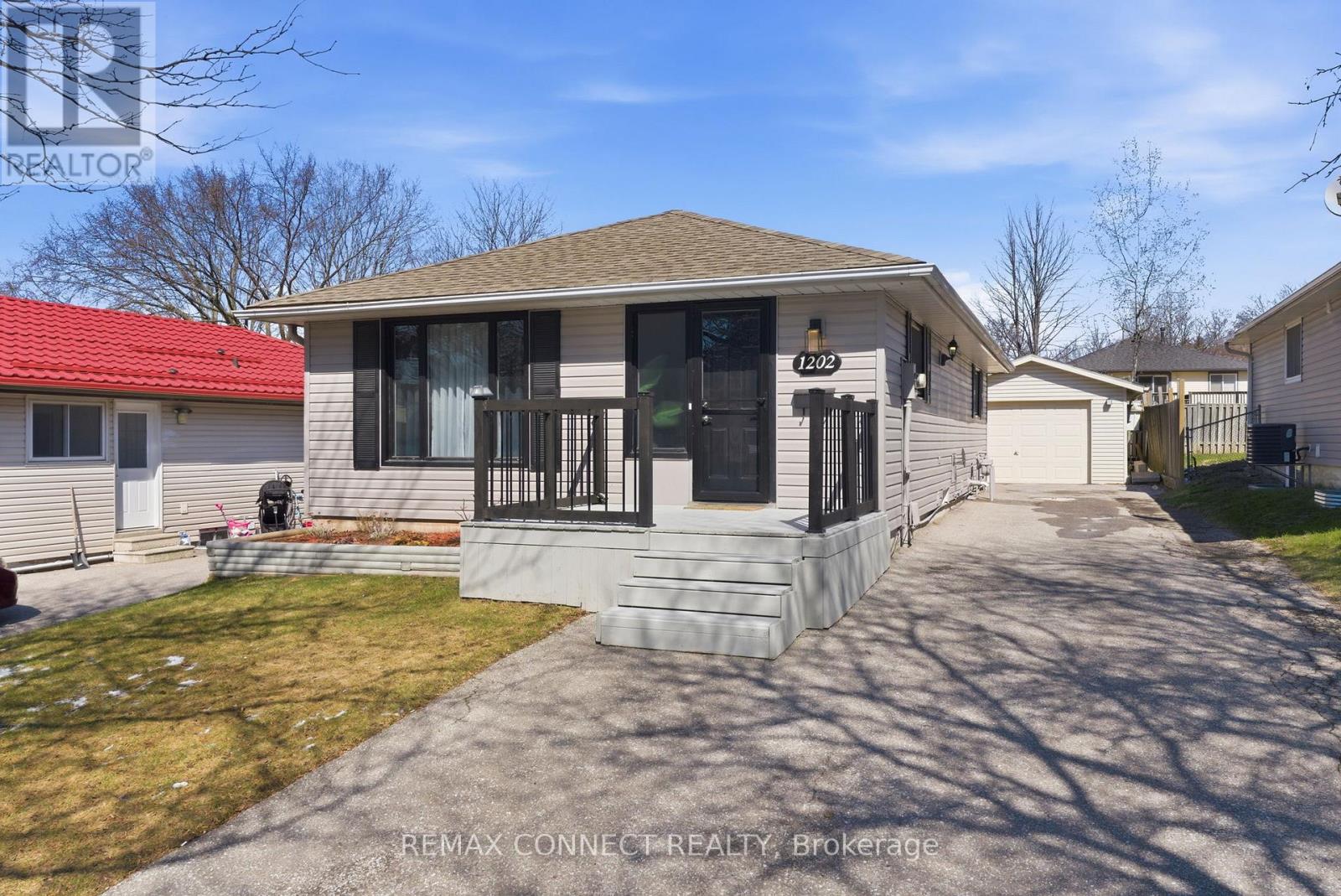 1202 Norman Court, Oshawa, Ontario  L1H 7X2 - Photo 2 - E12977292