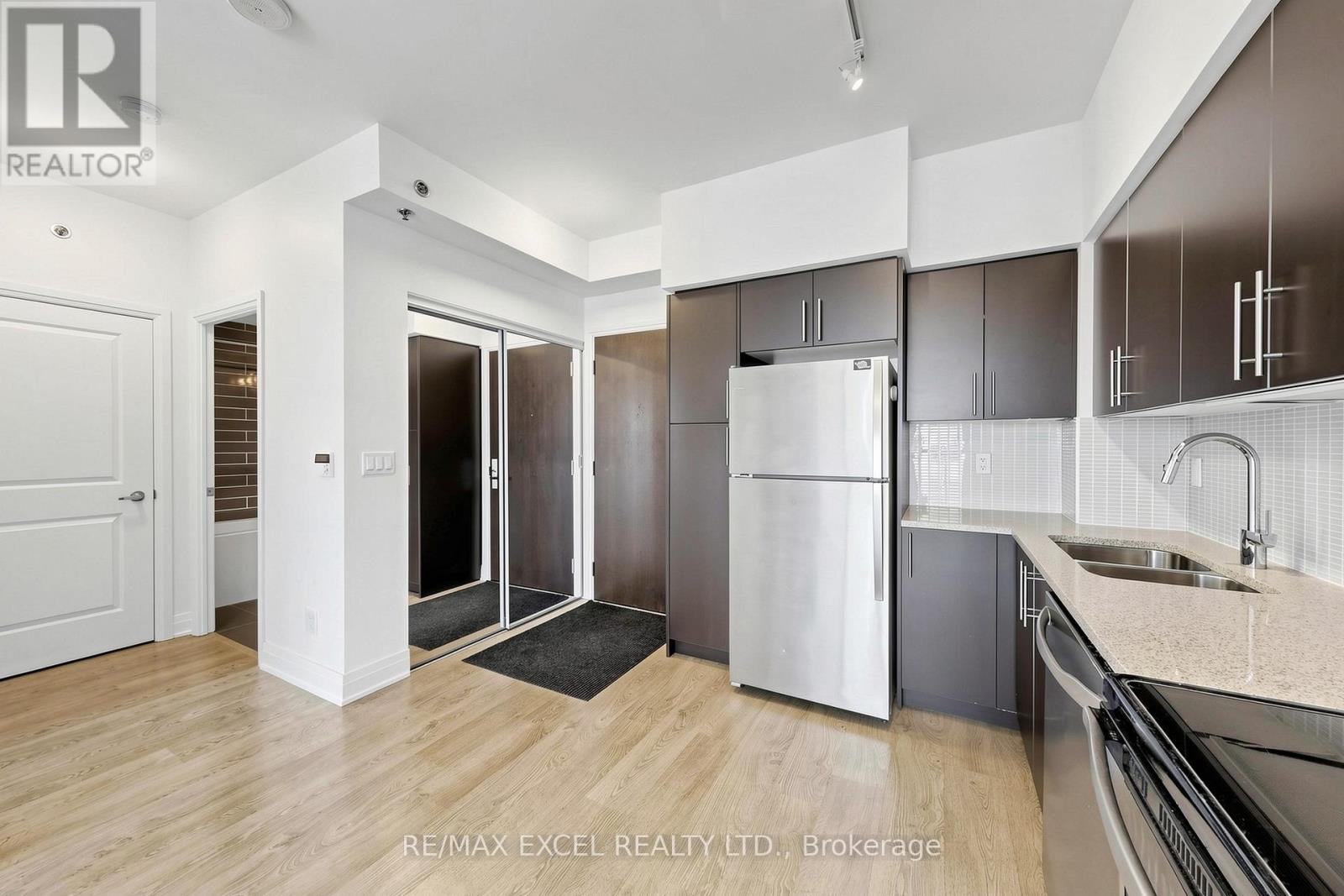 1702 - 55 Speers Road, Oakville, Ontario  L6K 0H9 - Photo 12 - W12980450