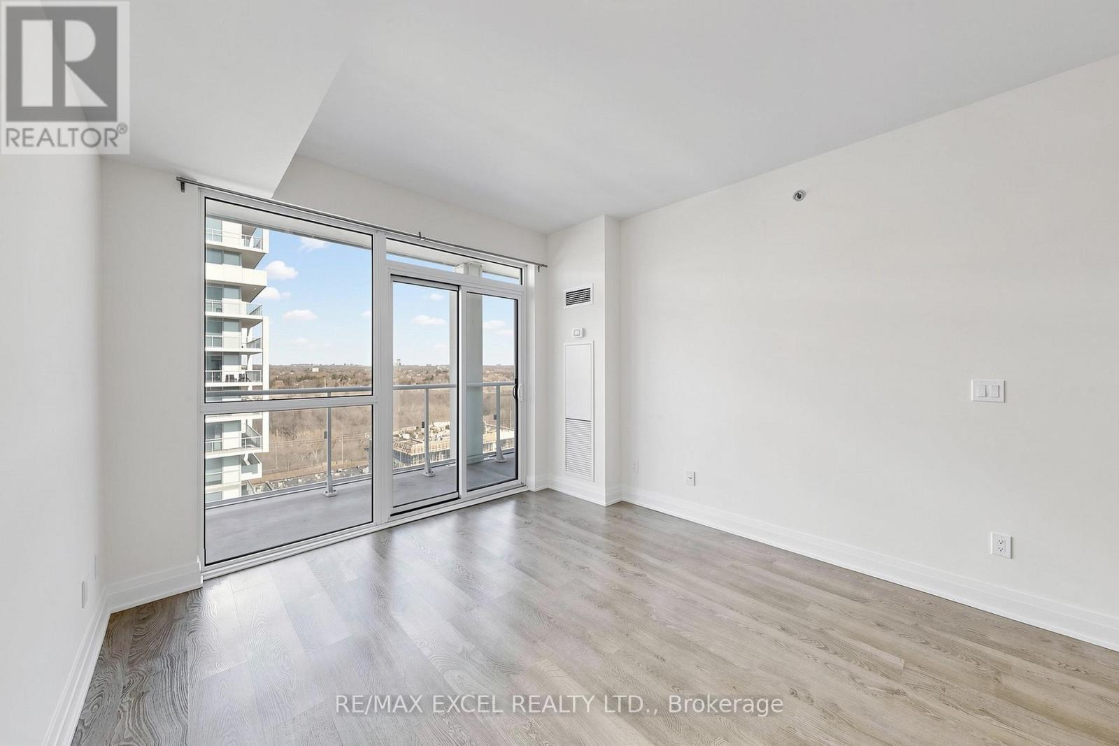 1702 - 55 Speers Road, Oakville, Ontario  L6K 0H9 - Photo 2 - W12980450