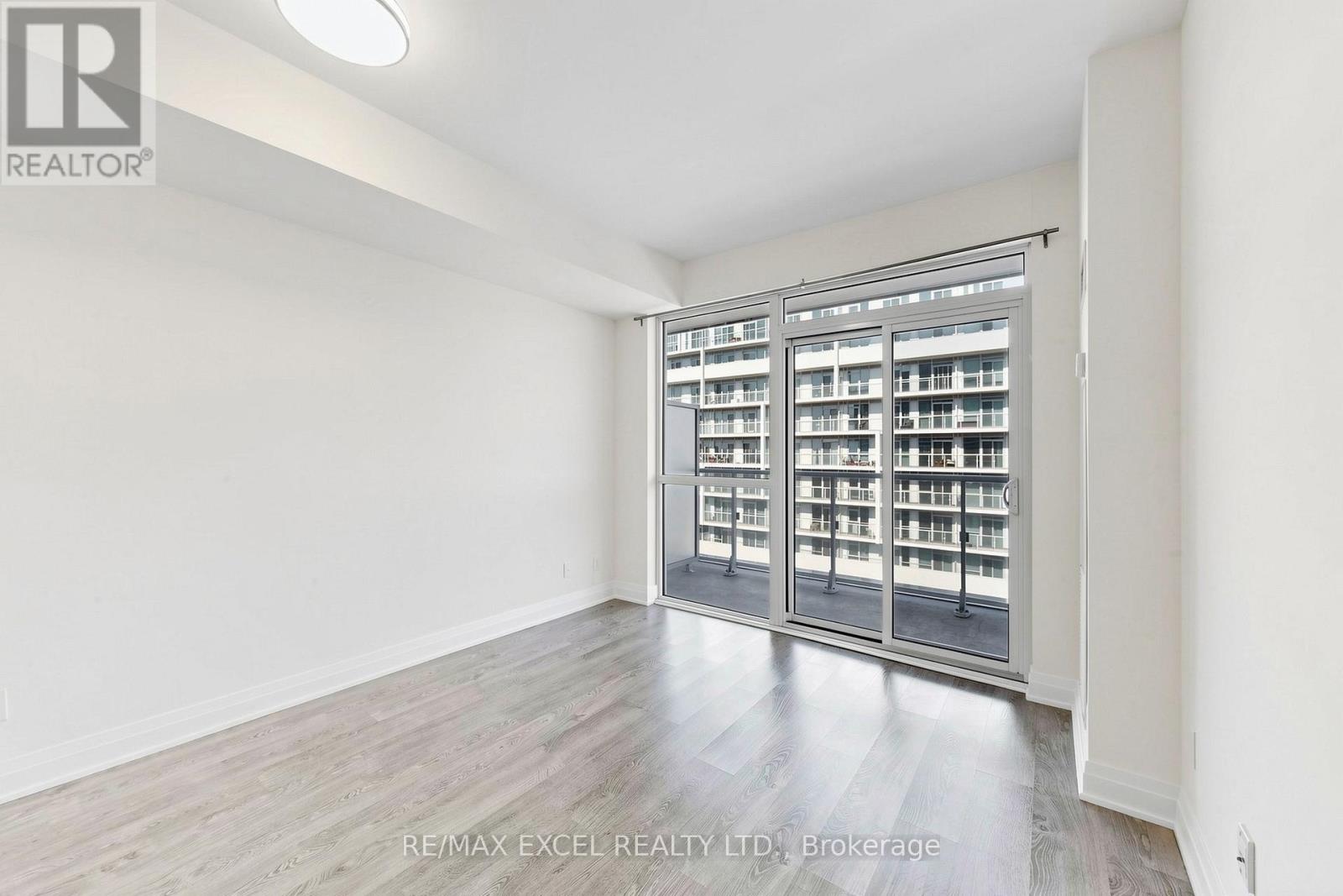 1702 - 55 Speers Road, Oakville, Ontario  L6K 0H9 - Photo 3 - W12980450