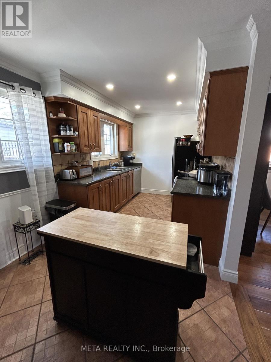 Main Floor - 22 Garfield Crescent, Brampton, Ontario  L6V 1V8 - Photo 5 - W12847150