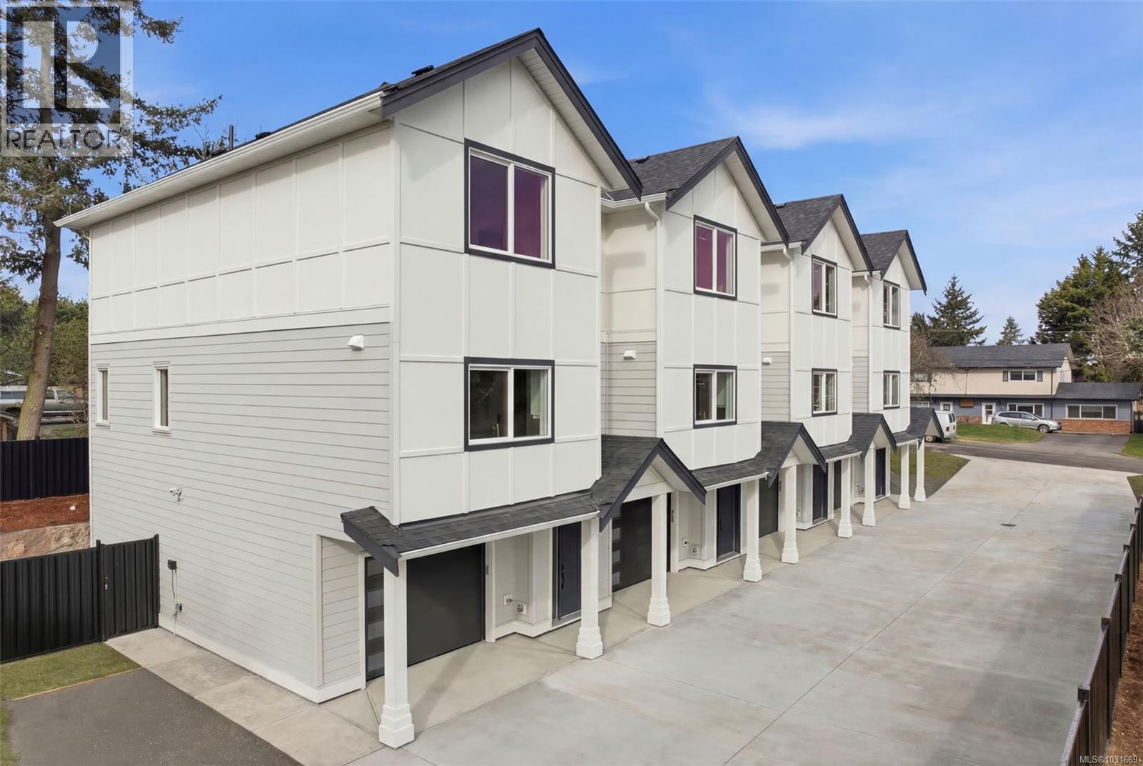 1 621 Broadway St, Saanich, British Columbia