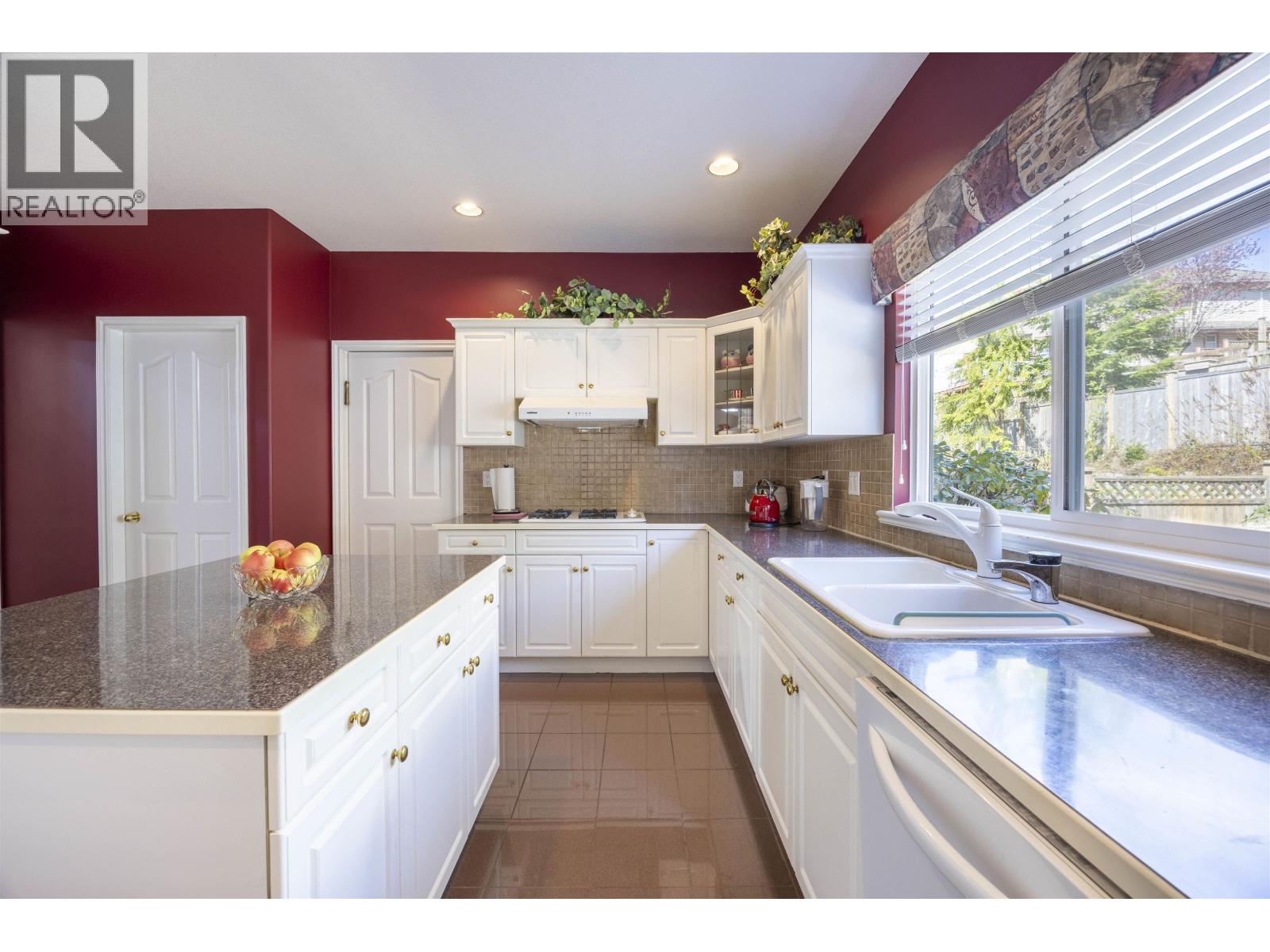 2551 Sapphire Place, Coquitlam, British Columbia V3E 2Z1 - Photo 10 - R3109064