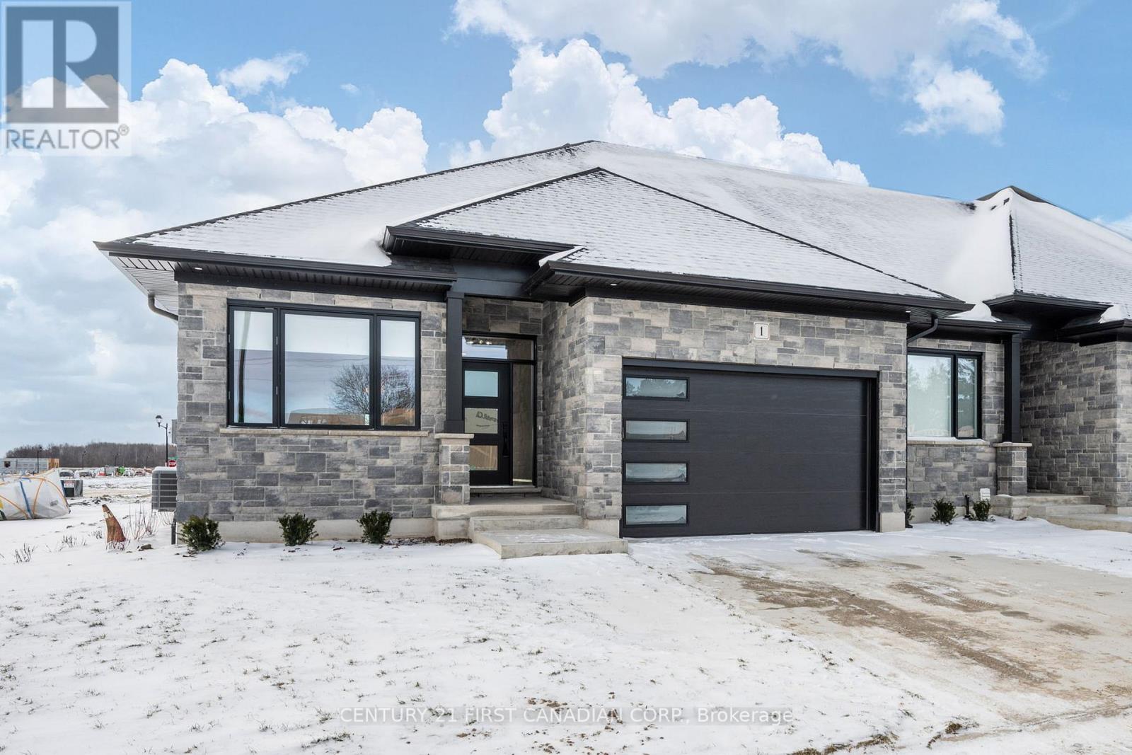 11 - 32 POSTMA CRESCENT, North Middlesex, Ontario