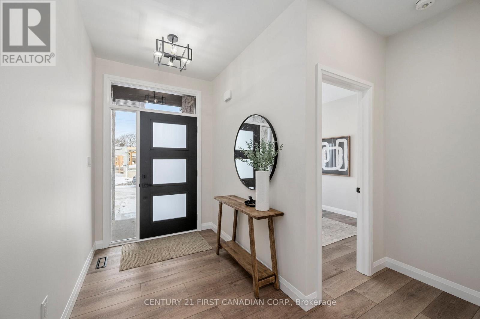 11 - 32 Postma Crescent, North Middlesex, Ontario  N0M 1A0 - Photo 2 - X12980634