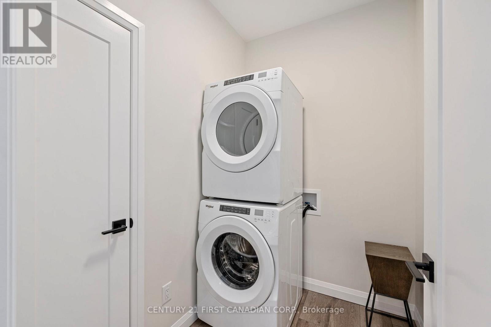 11 - 32 Postma Crescent, North Middlesex, Ontario  N0M 1A0 - Photo 8 - X12980634