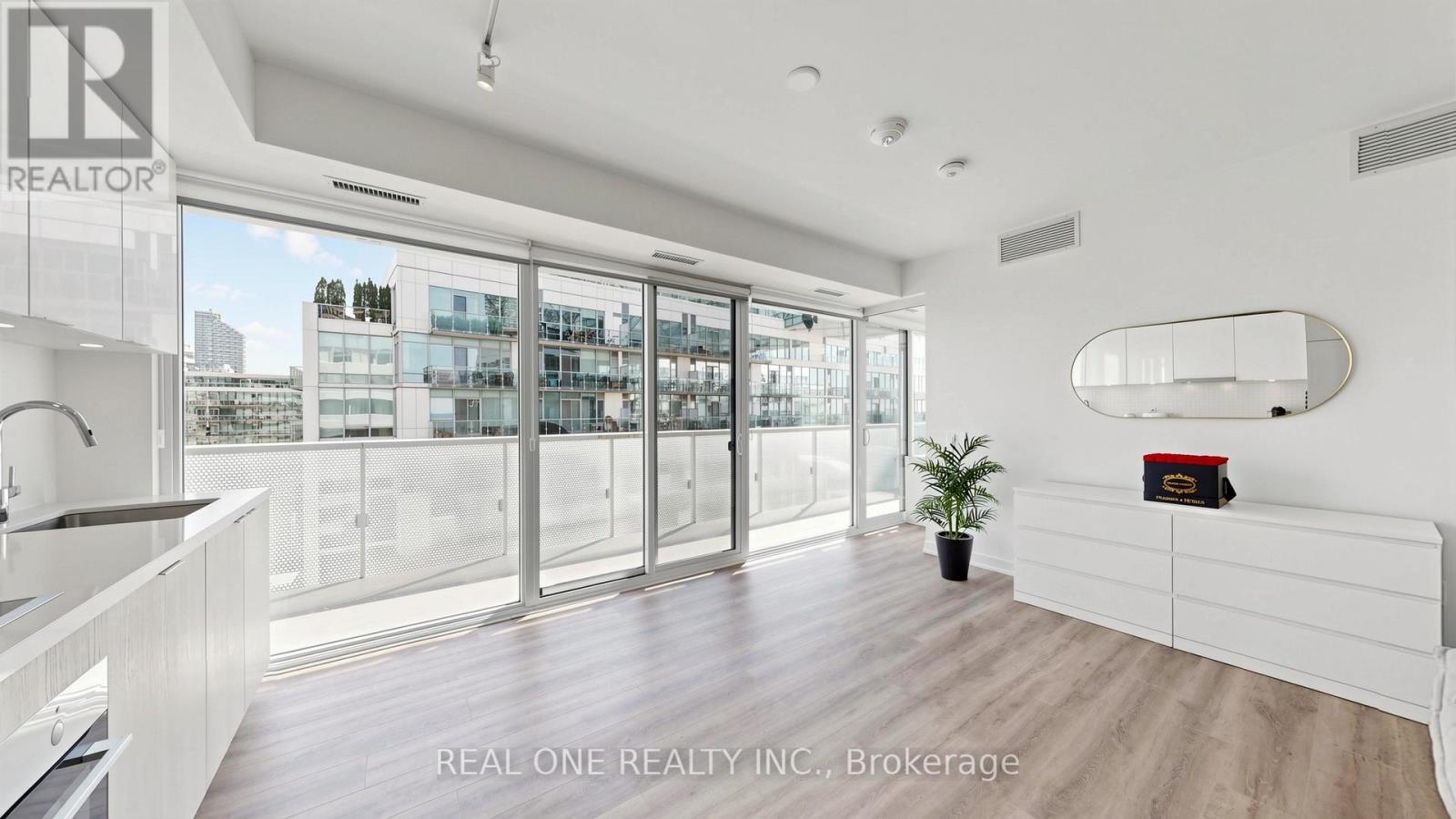 907 - 15 Queens Quay E, Toronto, Ontario  M5E 0C5 - Photo 3 - C12980570