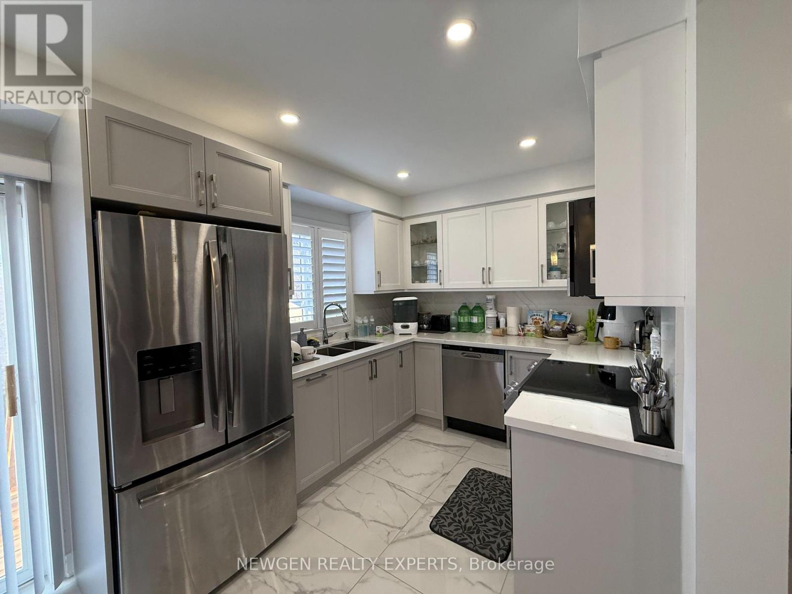 22 Rochefort Drive, Toronto, Ontario  M3C 3Z3 - Photo 10 - C12980650