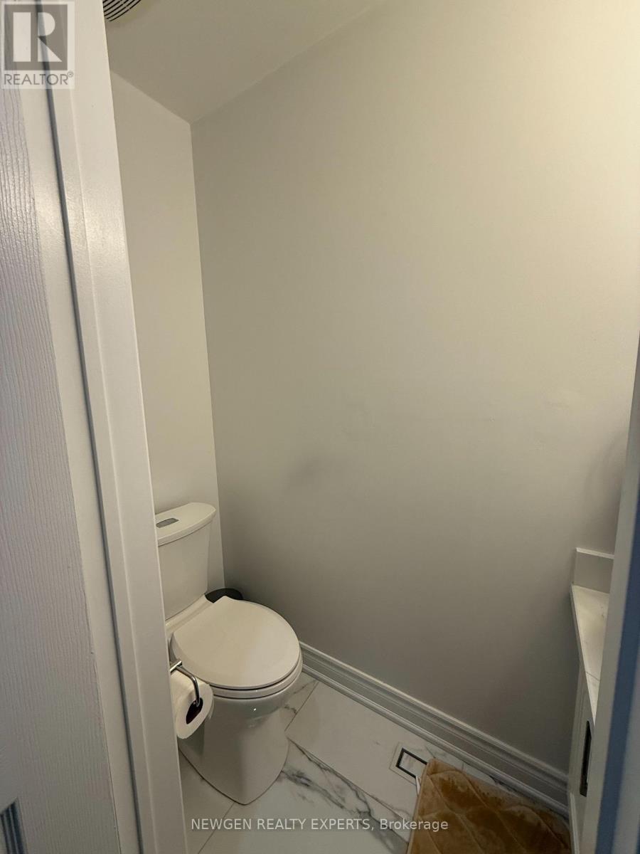 22 Rochefort Drive, Toronto, Ontario  M3C 3Z3 - Photo 30 - C12980650