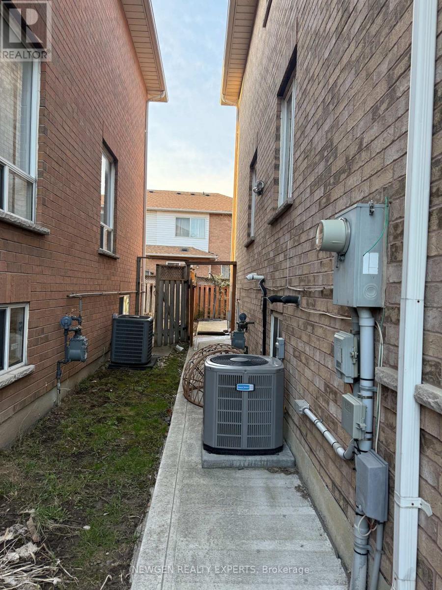 22 Rochefort Drive, Toronto, Ontario  M3C 3Z3 - Photo 36 - C12980650