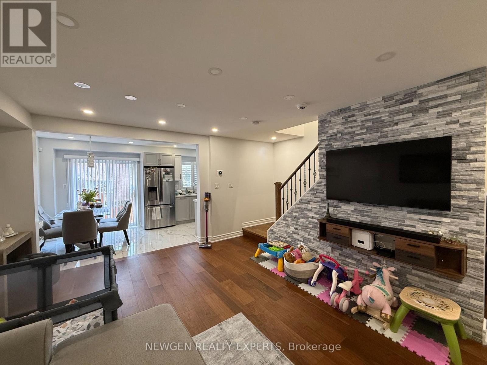 22 Rochefort Drive, Toronto, Ontario  M3C 3Z3 - Photo 5 - C12980650