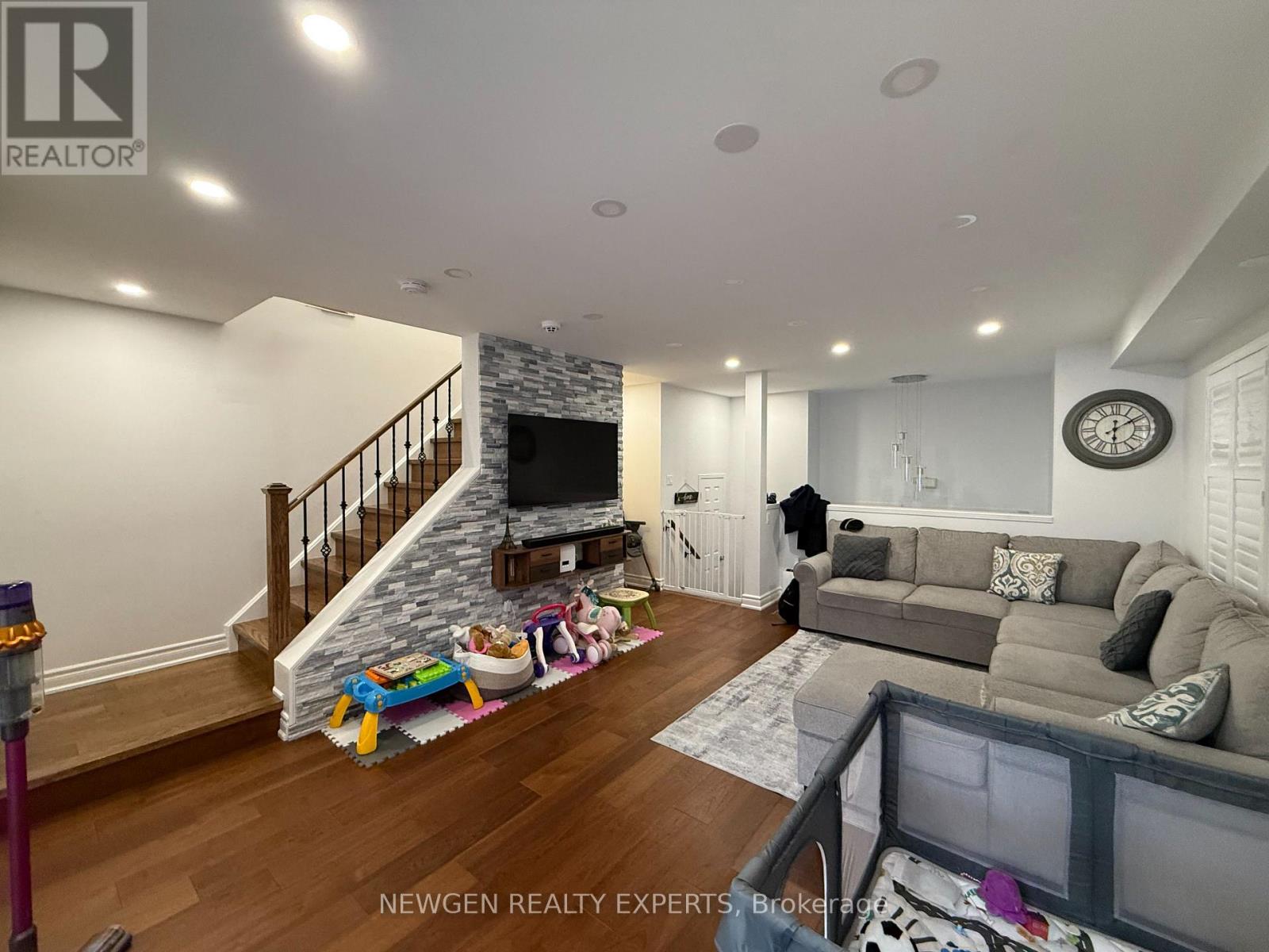 22 Rochefort Drive, Toronto, Ontario  M3C 3Z3 - Photo 6 - C12980650