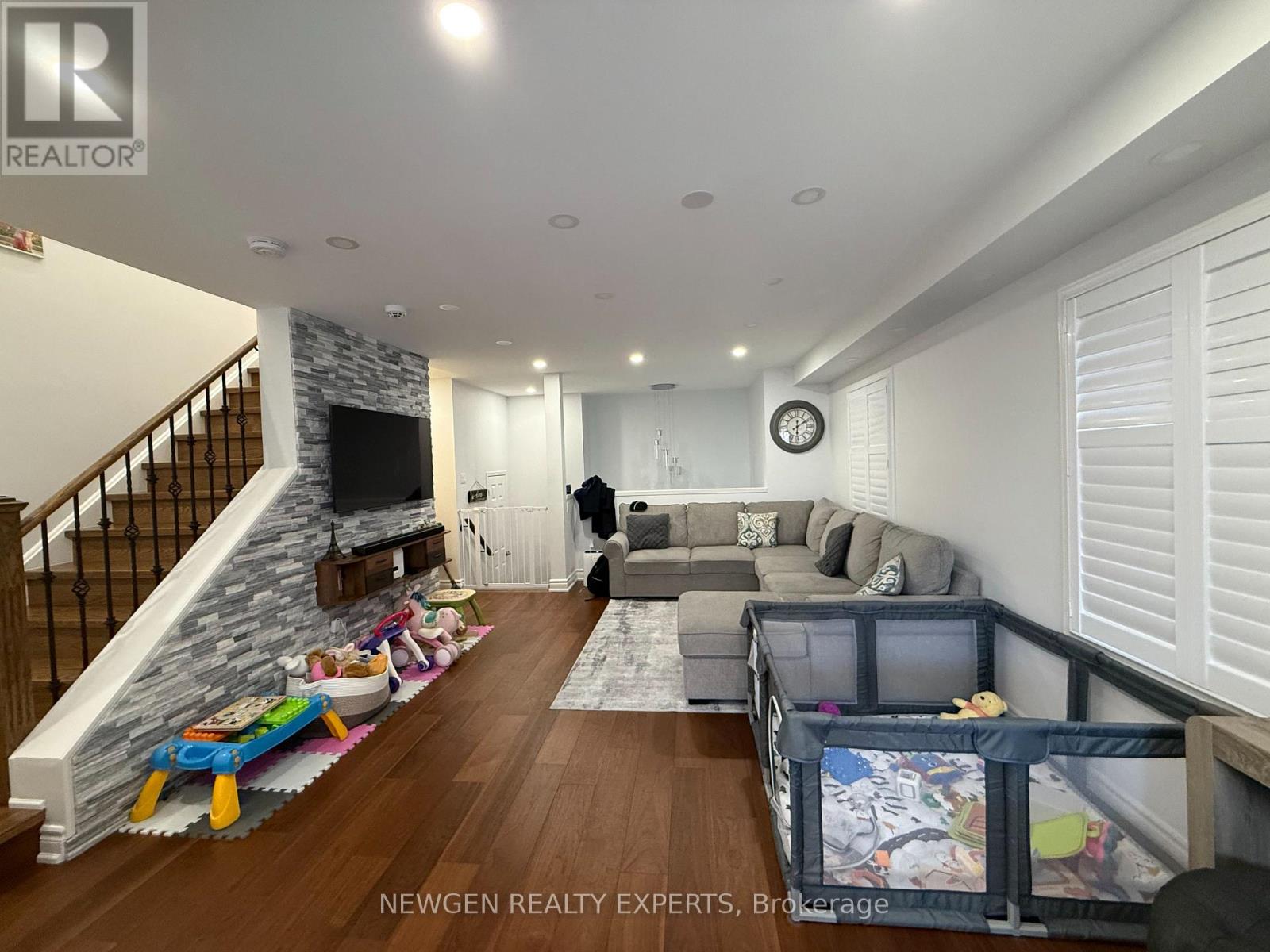 22 Rochefort Drive, Toronto, Ontario  M3C 3Z3 - Photo 7 - C12980650