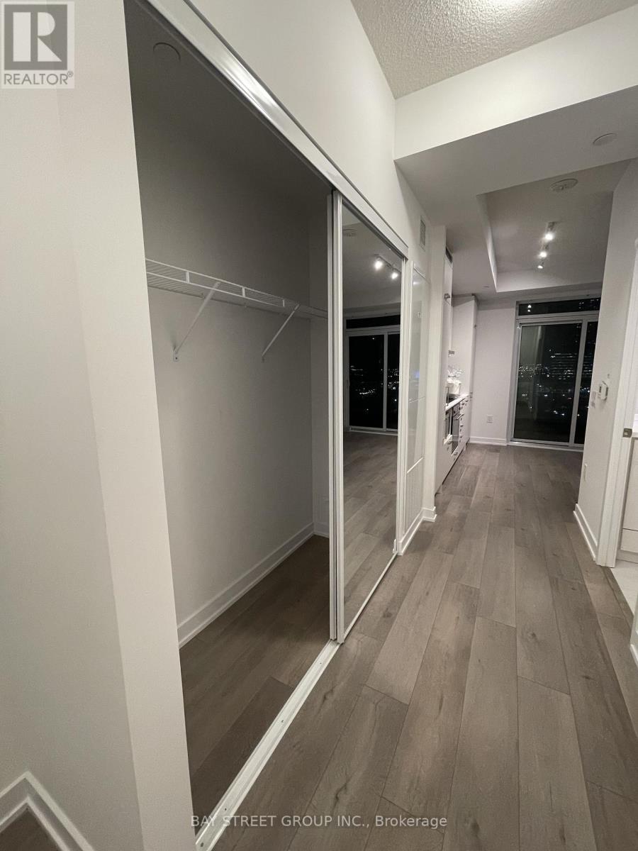 1717 - 10 Honeycrisp Crescent, Vaughan, Ontario  L4K 0M7 - Photo 8 - N12980622