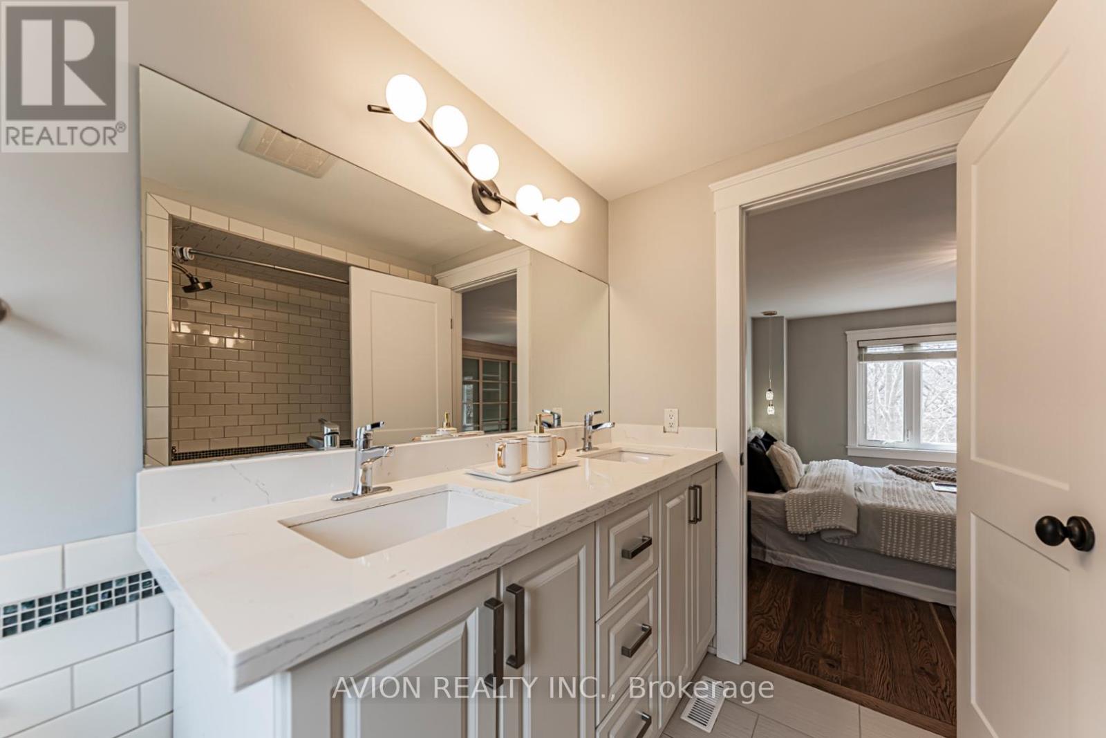 1613 Greenbriar Drive, Oakville, Ontario  L6M 1Y3 - Photo 19 - W12980564