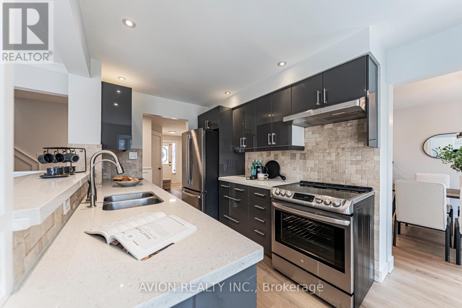 1613 Greenbriar Drive, Oakville, Ontario  L6M 1Y3 - Photo 4 - W12980564