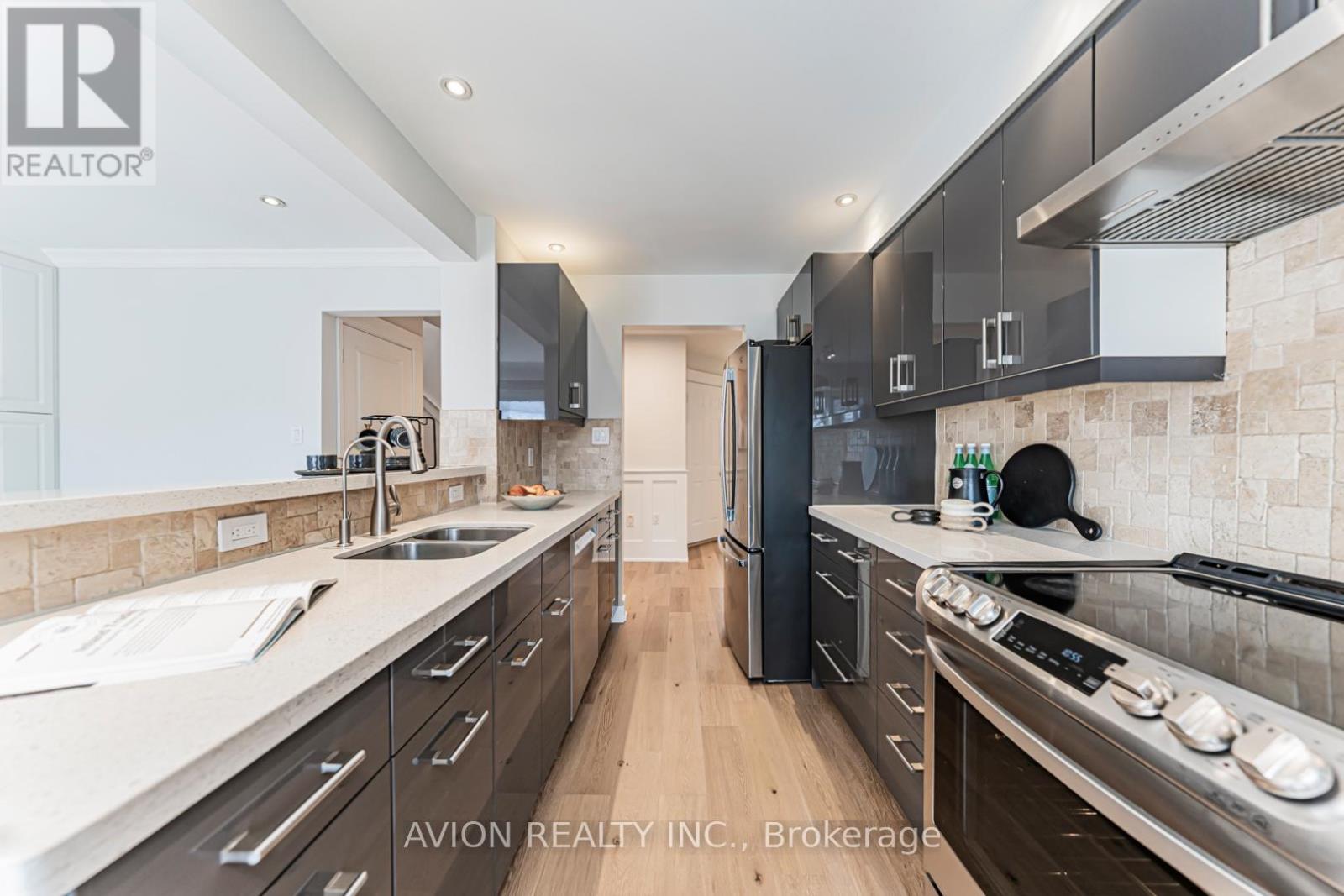 1613 Greenbriar Drive, Oakville, Ontario  L6M 1Y3 - Photo 5 - W12980564