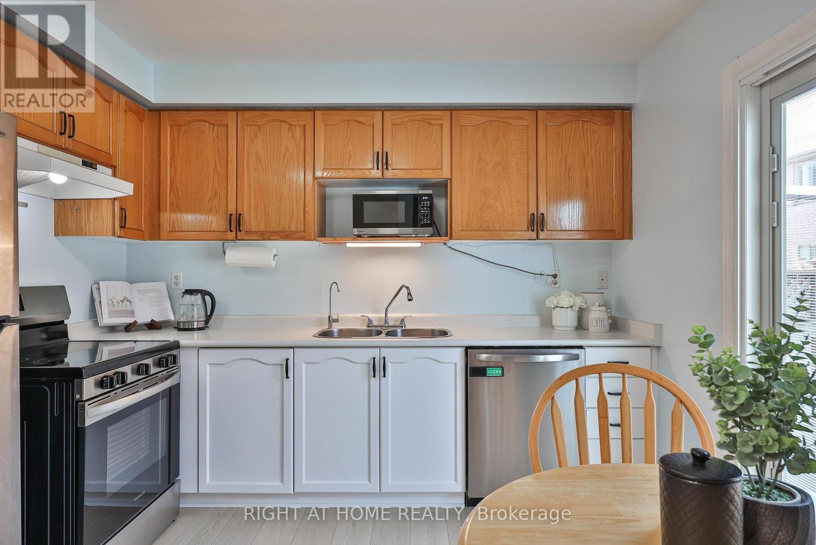 12 Anglers Catch Lane, Brampton, Ontario  L6R 2A5 - Photo 11 - W12980614