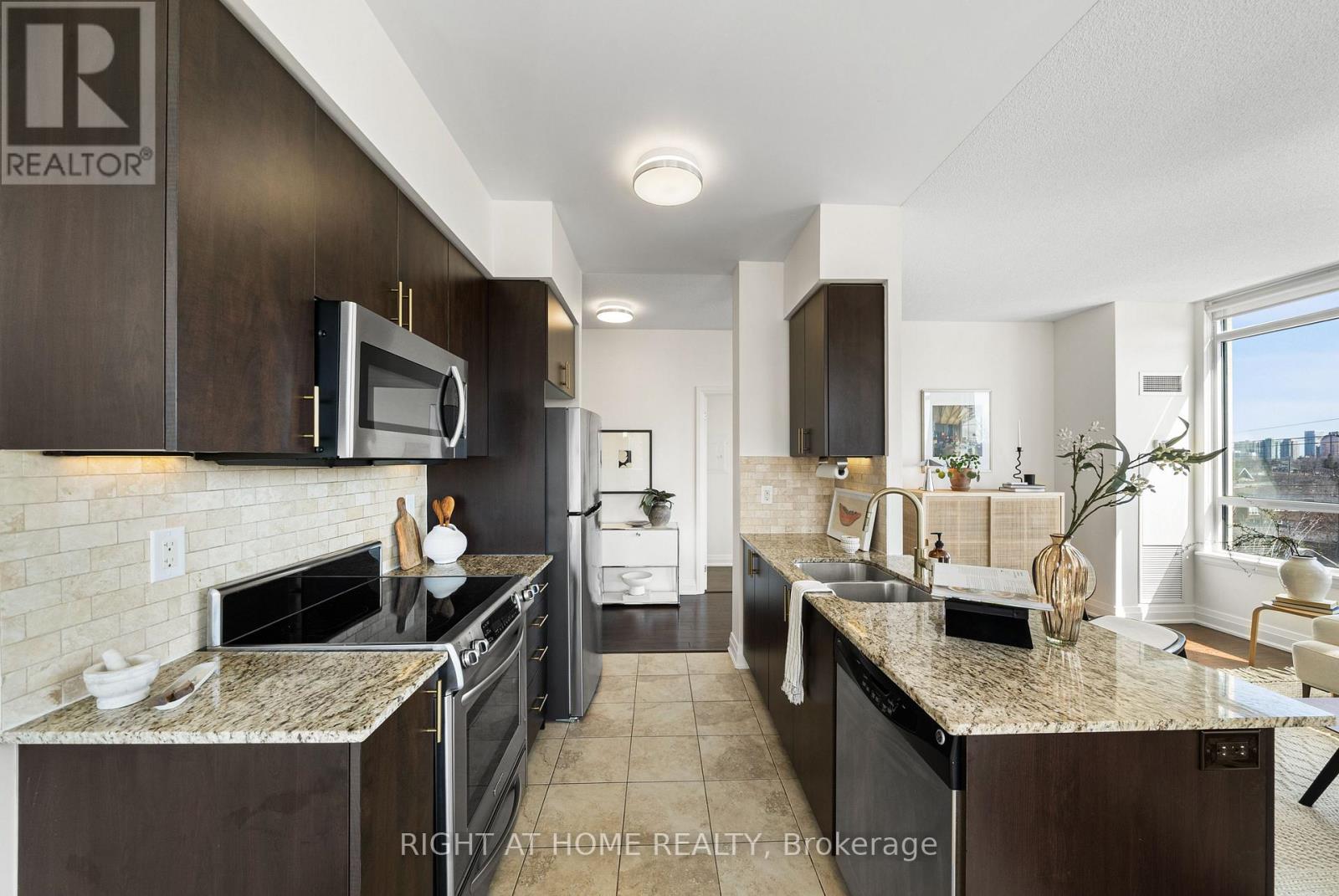 611 - 520 Steeles Avenue W, Vaughan, Ontario  L4J 0H2 - Photo 9 - N12980686