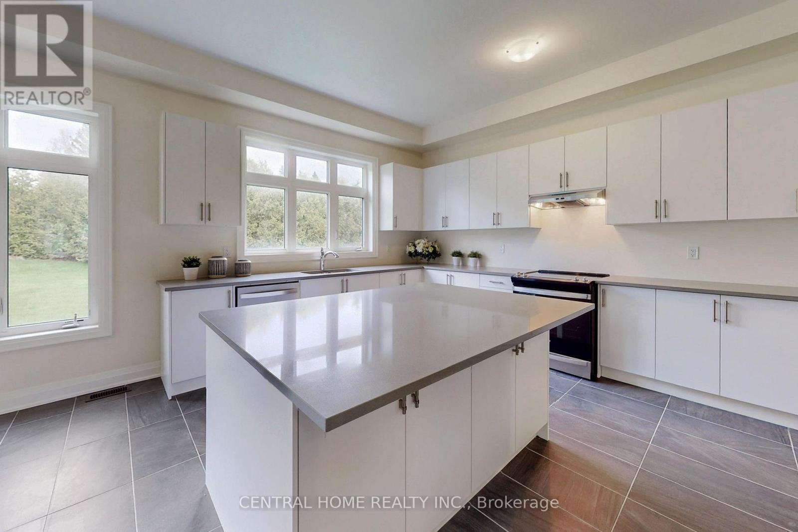 27 Upbound Court, East Gwillimbury, Ontario  L9N 0E5 - Photo 11 - N12980706