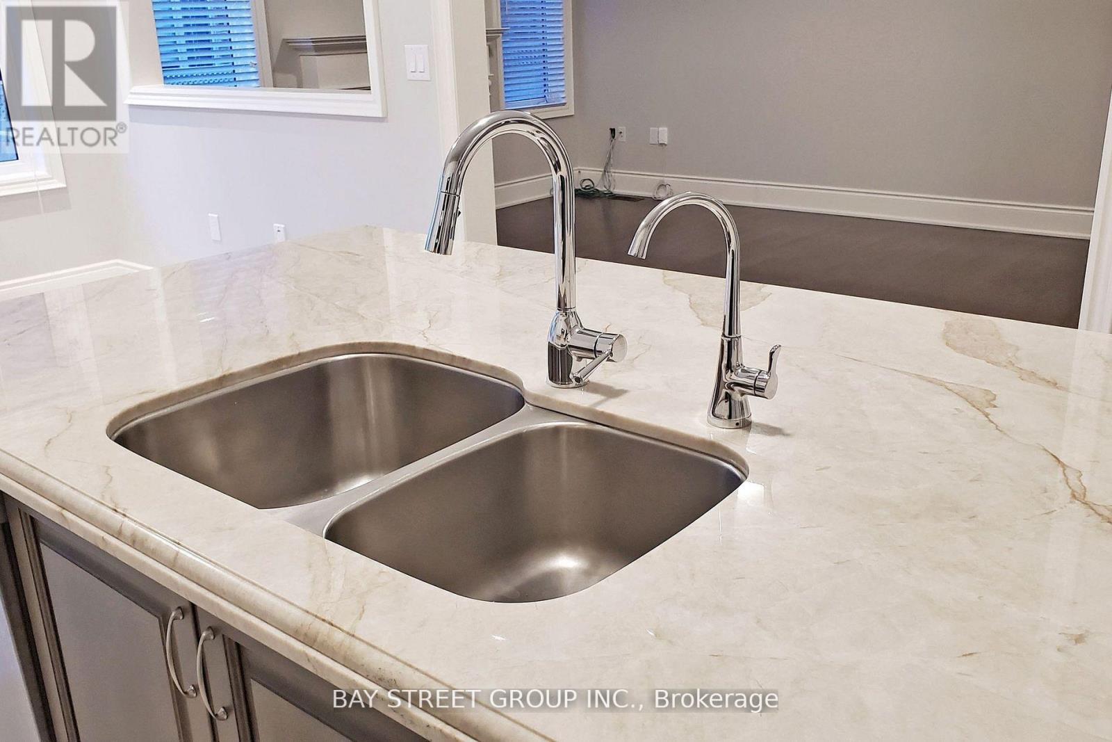 423 Threshing Mill Boulevard, Oakville, Ontario  L6T 0T4 - Photo 13 - W12980702