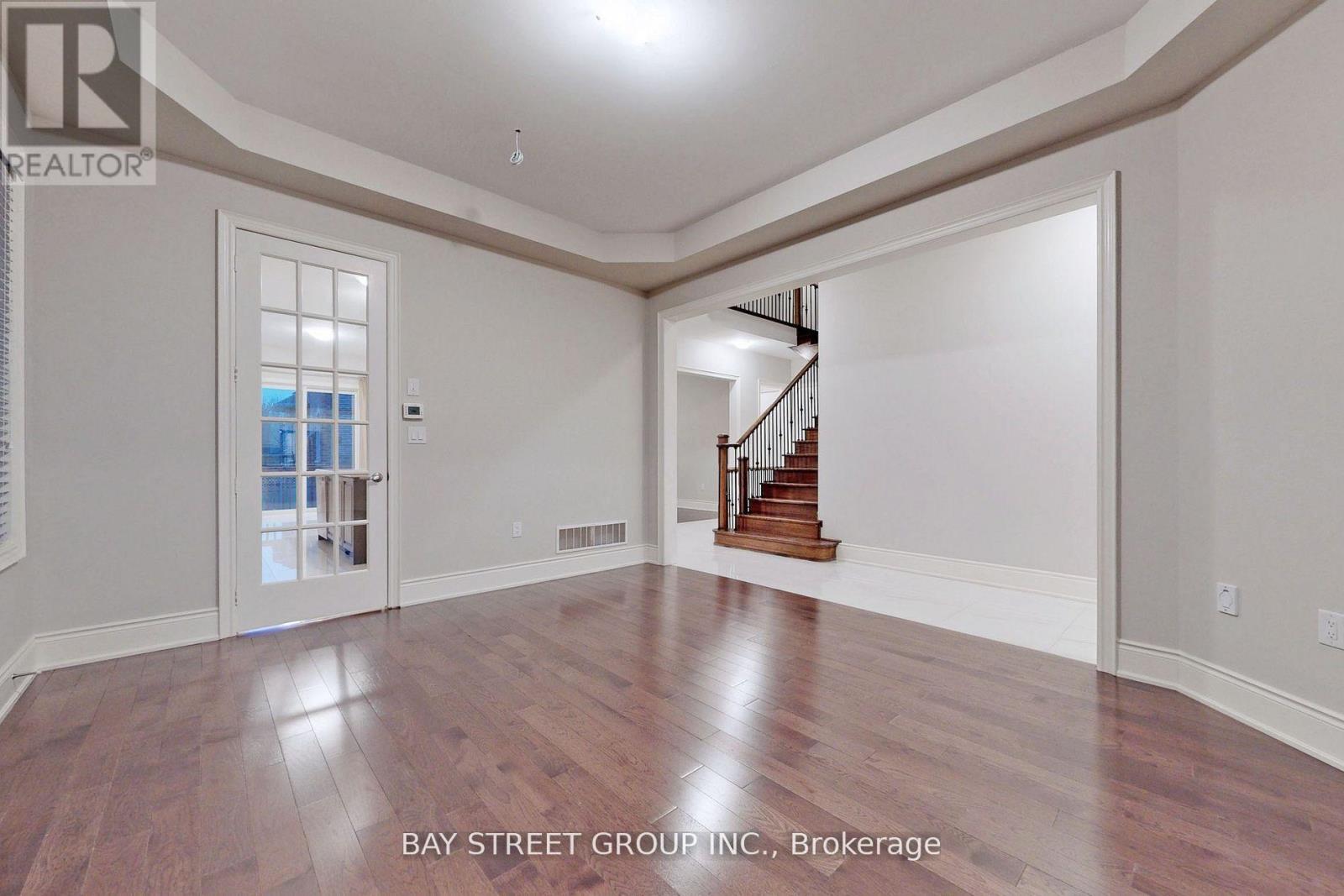 423 Threshing Mill Boulevard, Oakville, Ontario  L6T 0T4 - Photo 5 - W12980702