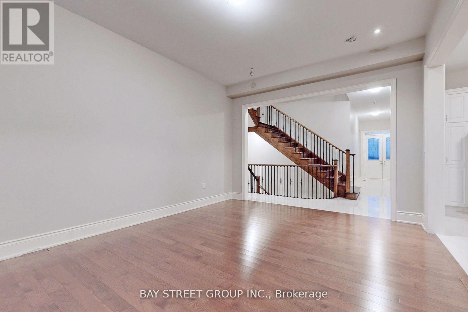 423 Threshing Mill Boulevard, Oakville, Ontario  L6T 0T4 - Photo 7 - W12980702