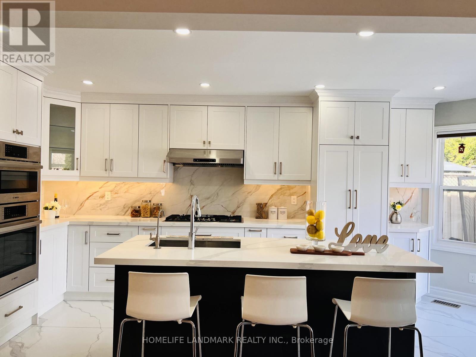 887 College Manor Drive, Newmarket, Ontario  L3Y 8G9 - Photo 2 - N12980712