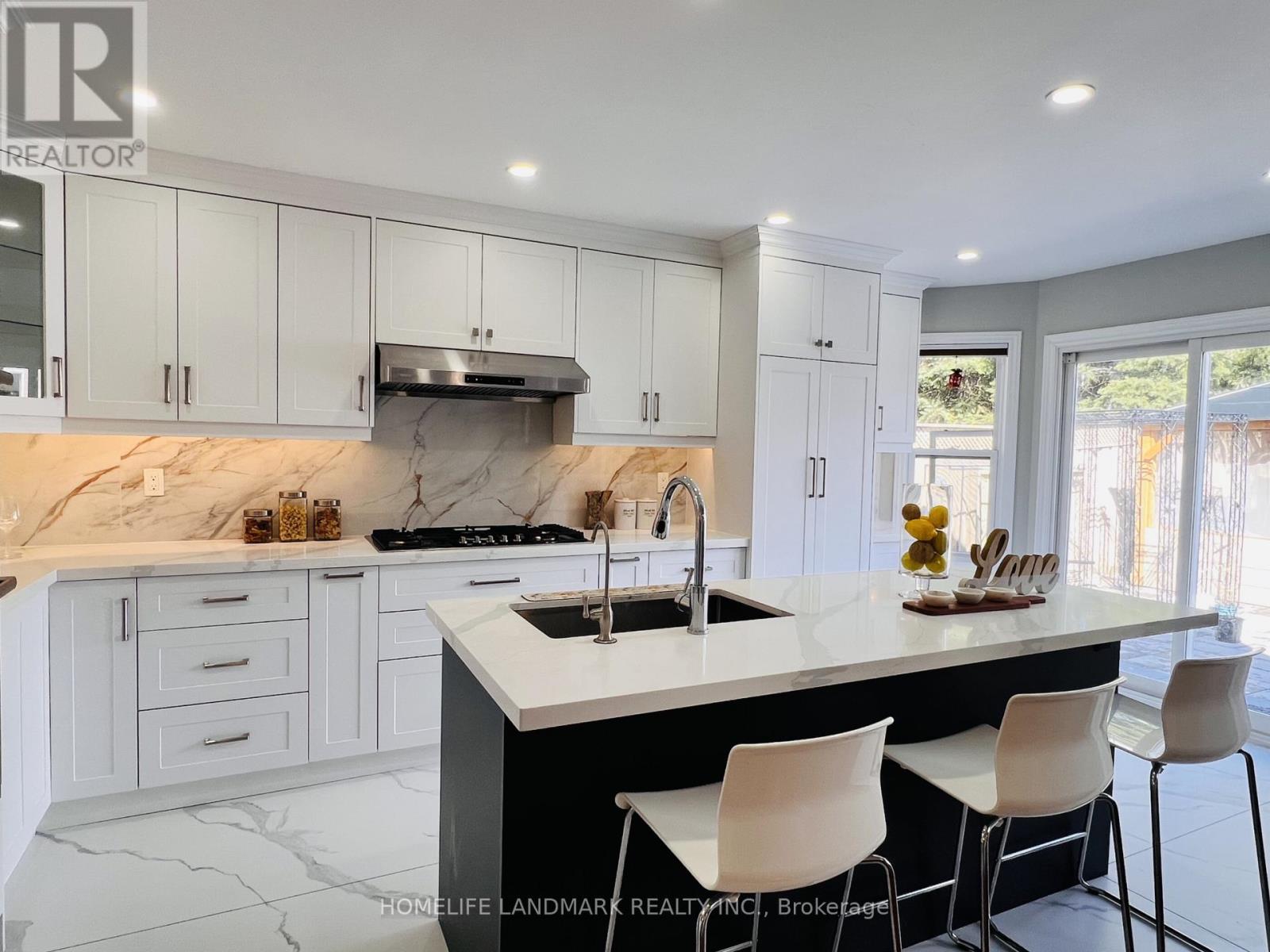 887 College Manor Drive, Newmarket, Ontario  L3Y 8G9 - Photo 3 - N12980712