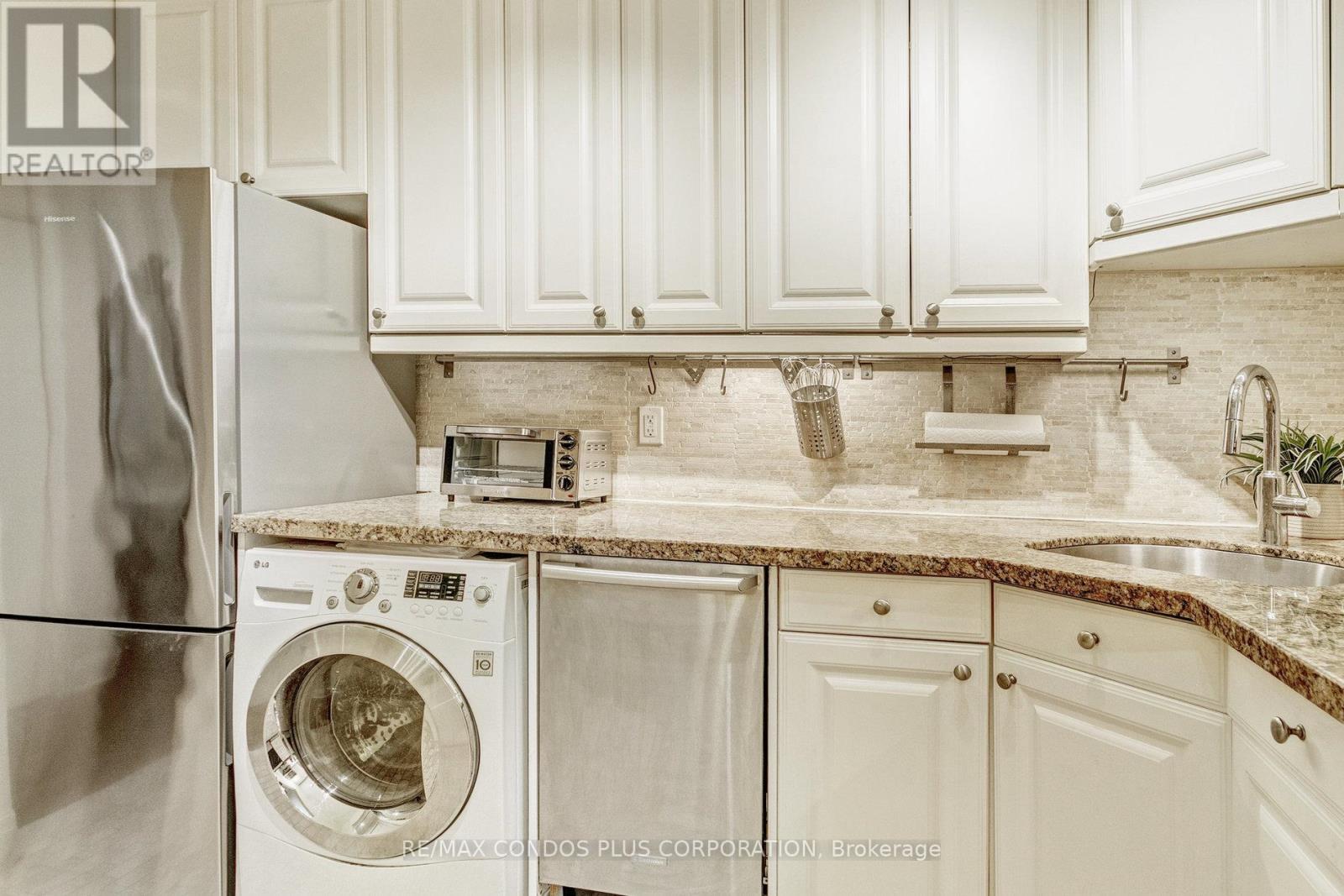 202 - 35 Raglan Avenue, Toronto, Ontario  M6C 2K7 - Photo 14 - C12980766