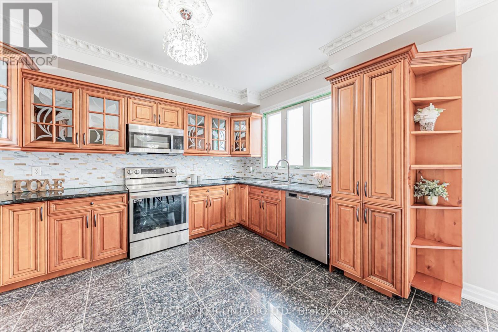 33 Kingshill Road, Richmond Hill, Ontario  L4E 4B1 - Photo 8 - N12980726