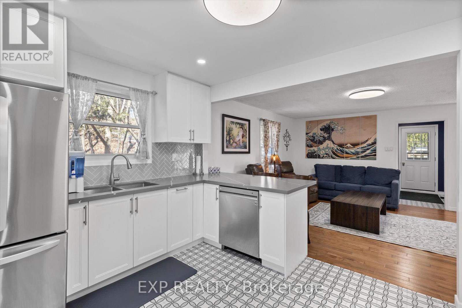 34 Connor Drive, Whitchurch-Stouffville, Ontario  L4A 7X3 - Photo 4 - N12980846