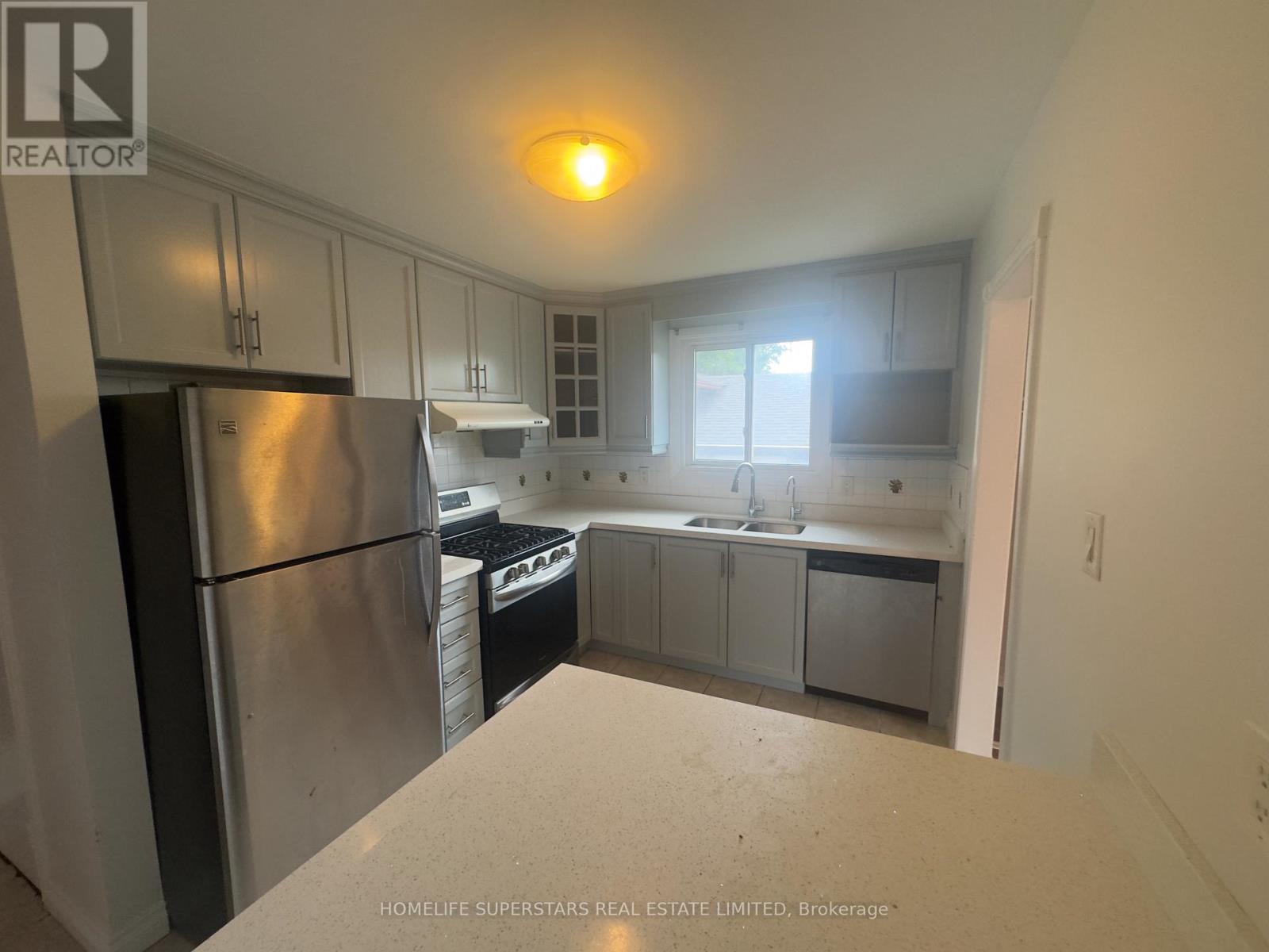 Main - 215 Archdekin Drive, Brampton, Ontario  L6V 1Y8 - Photo 9 - W12980734