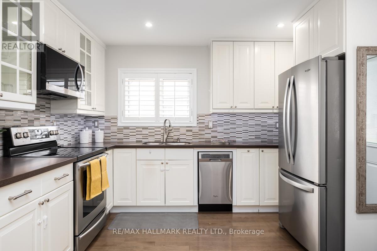 84 Delma Drive, Toronto, Ontario  M8W 4P1 - Photo 9 - W12980818