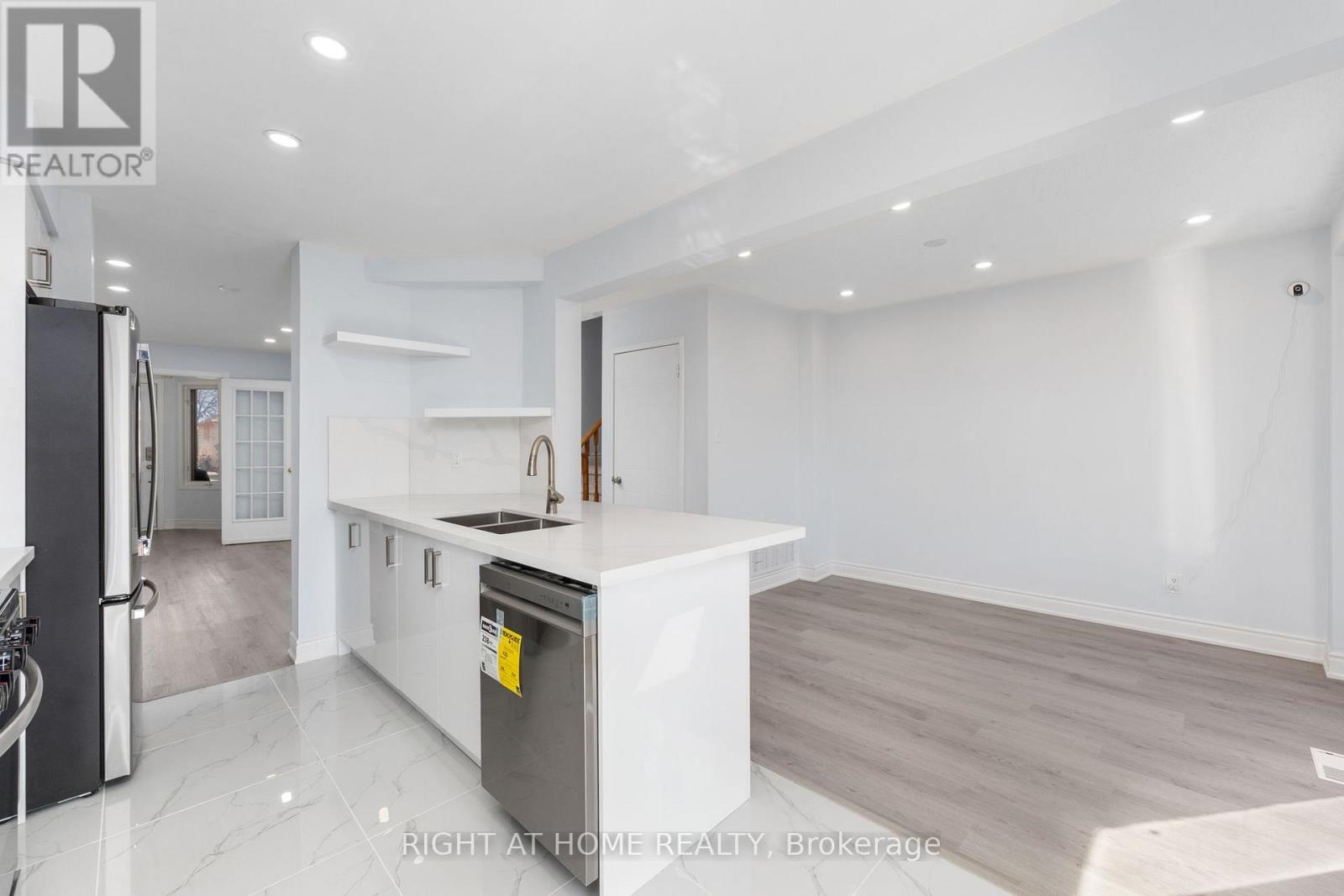 100 - 2350 Grand Ravine Drive, Oakville, Ontario  L6H 6E2 - Photo 12 - W12979314