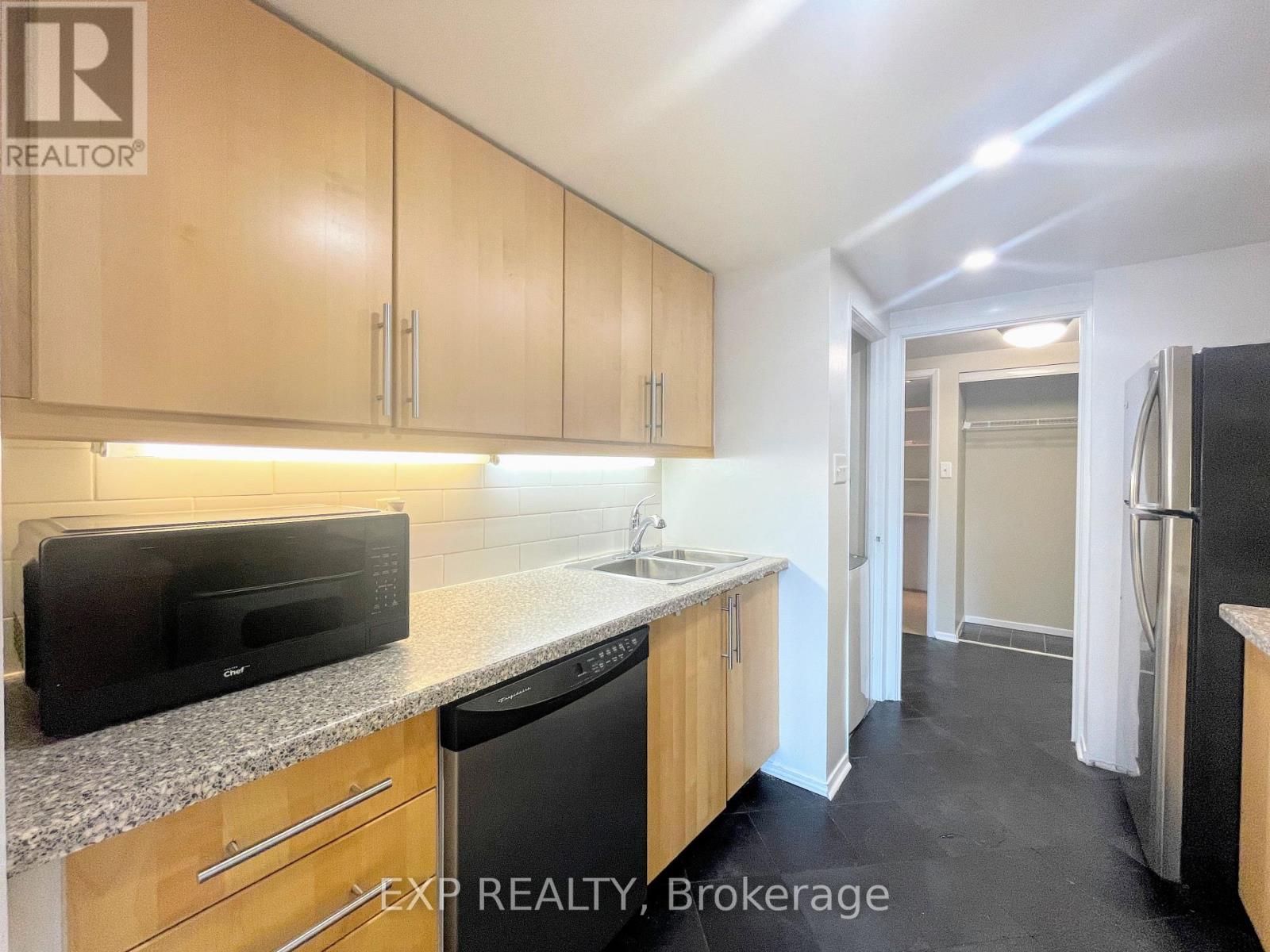 1910 - 717 Bay Street, Toronto, Ontario  M5G 2J9 - Photo 5 - C12980910