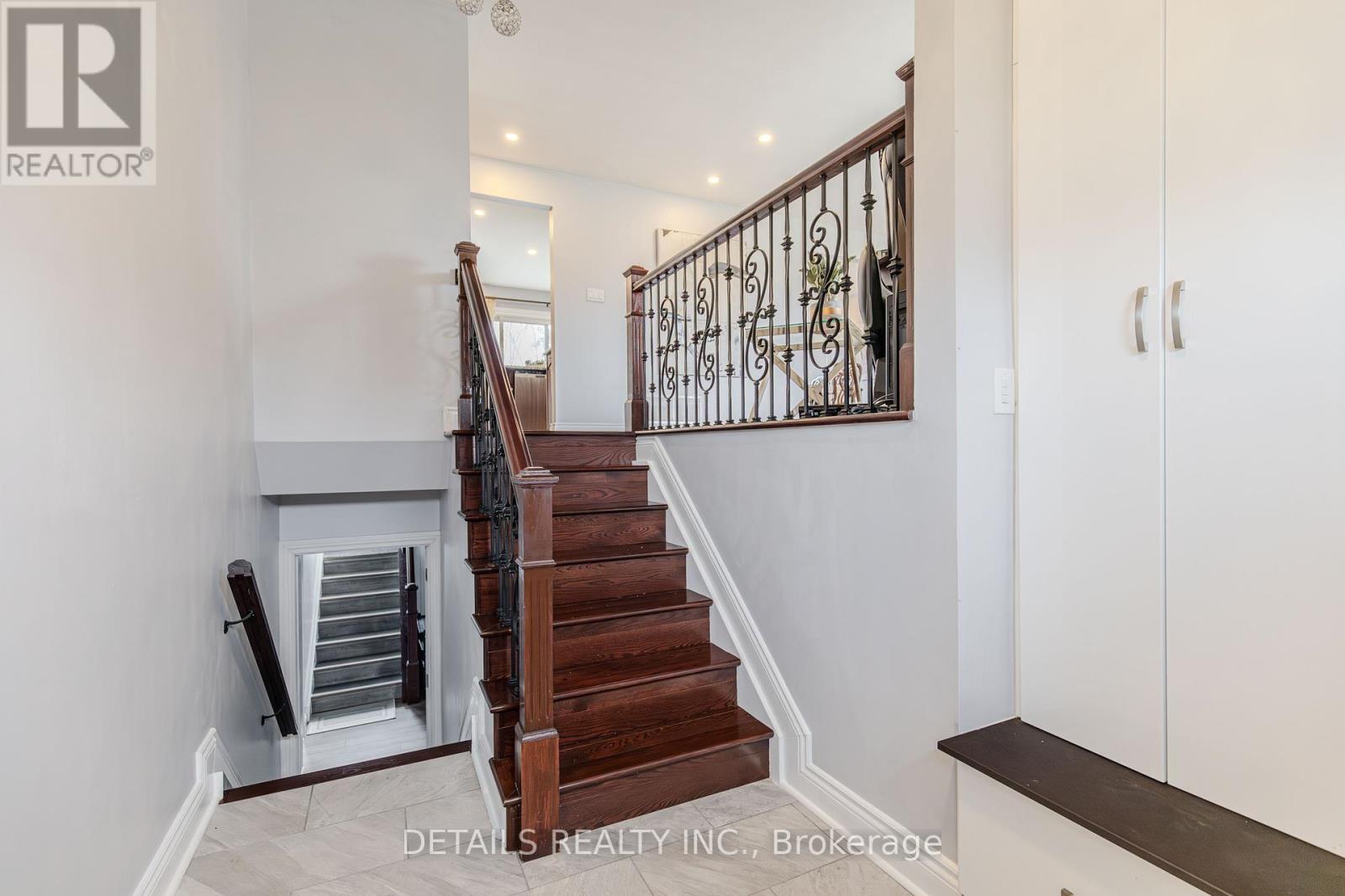 7 Kerry Crescent, Ottawa, Ontario  K2E 5V7 - Photo 3 - X12980874